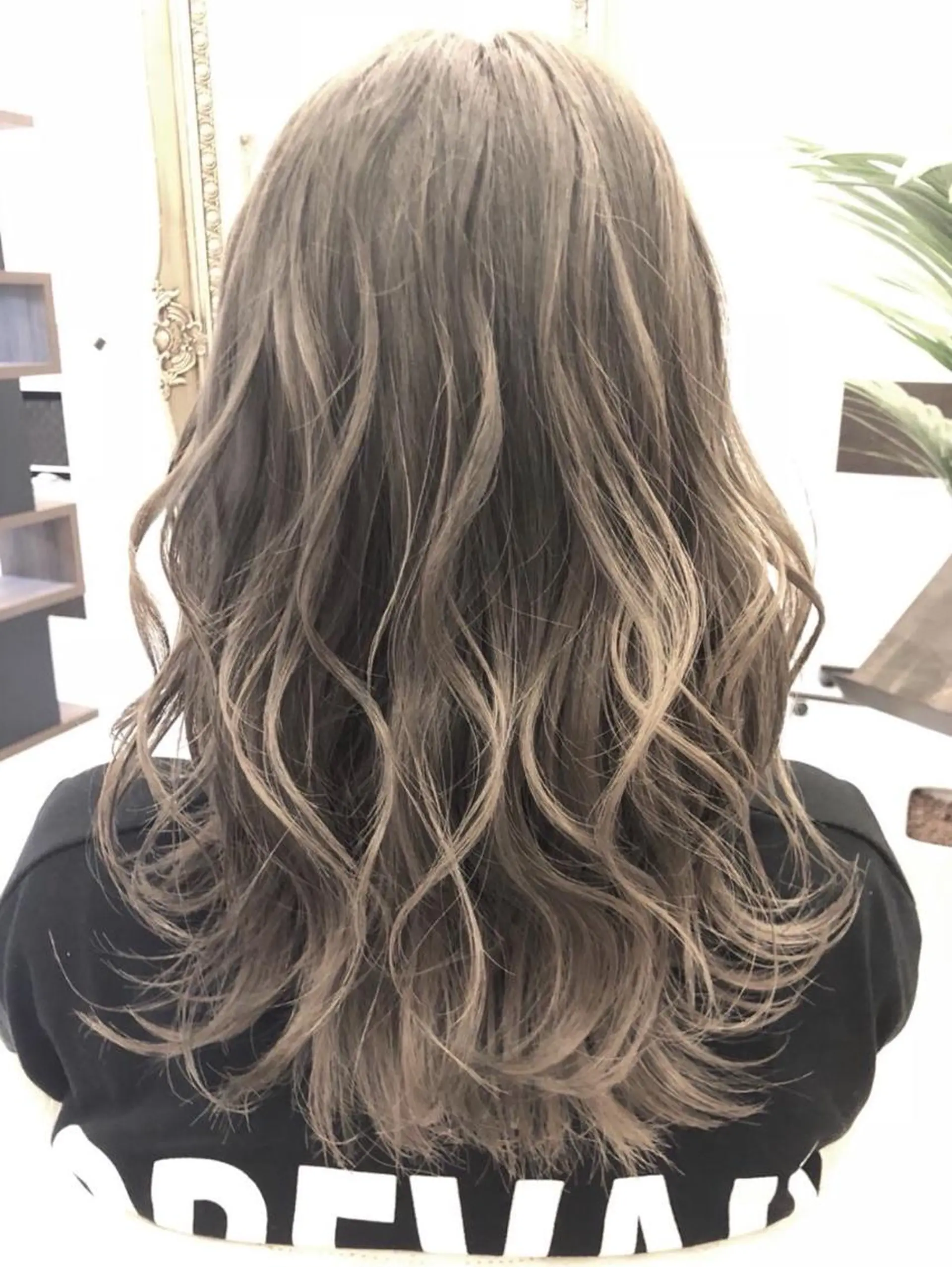 ロング カラー ブリーチ グレージュ ブリーチなしカラー ヘアカラー トリートメント ハイトーン得意😍 FORのヘアスタイル
