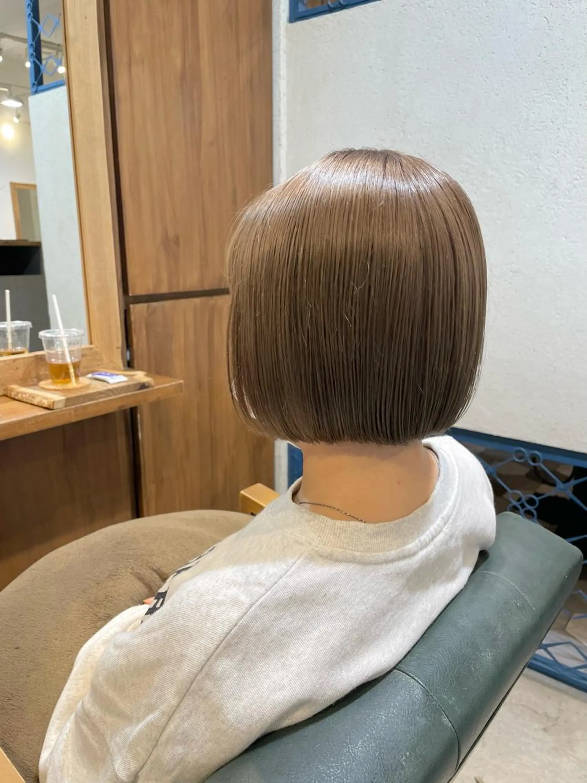 ミディアム カラー ボブ カット Rin:nel hair所属・Takanishi くすみベージュカラーのヘアスタイル