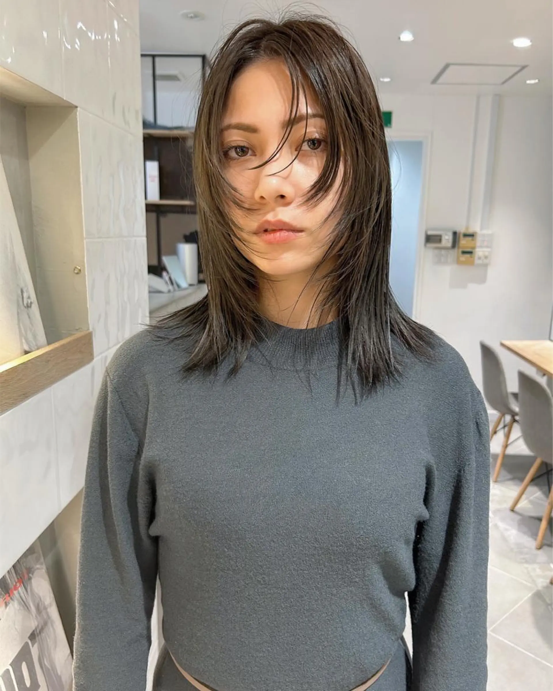 ミディアム カラー アッシュ レイヤーカット カット ヘアカラー トリートメント Loom.所属・村上雅人 ナチュラルモードのヘアスタイル