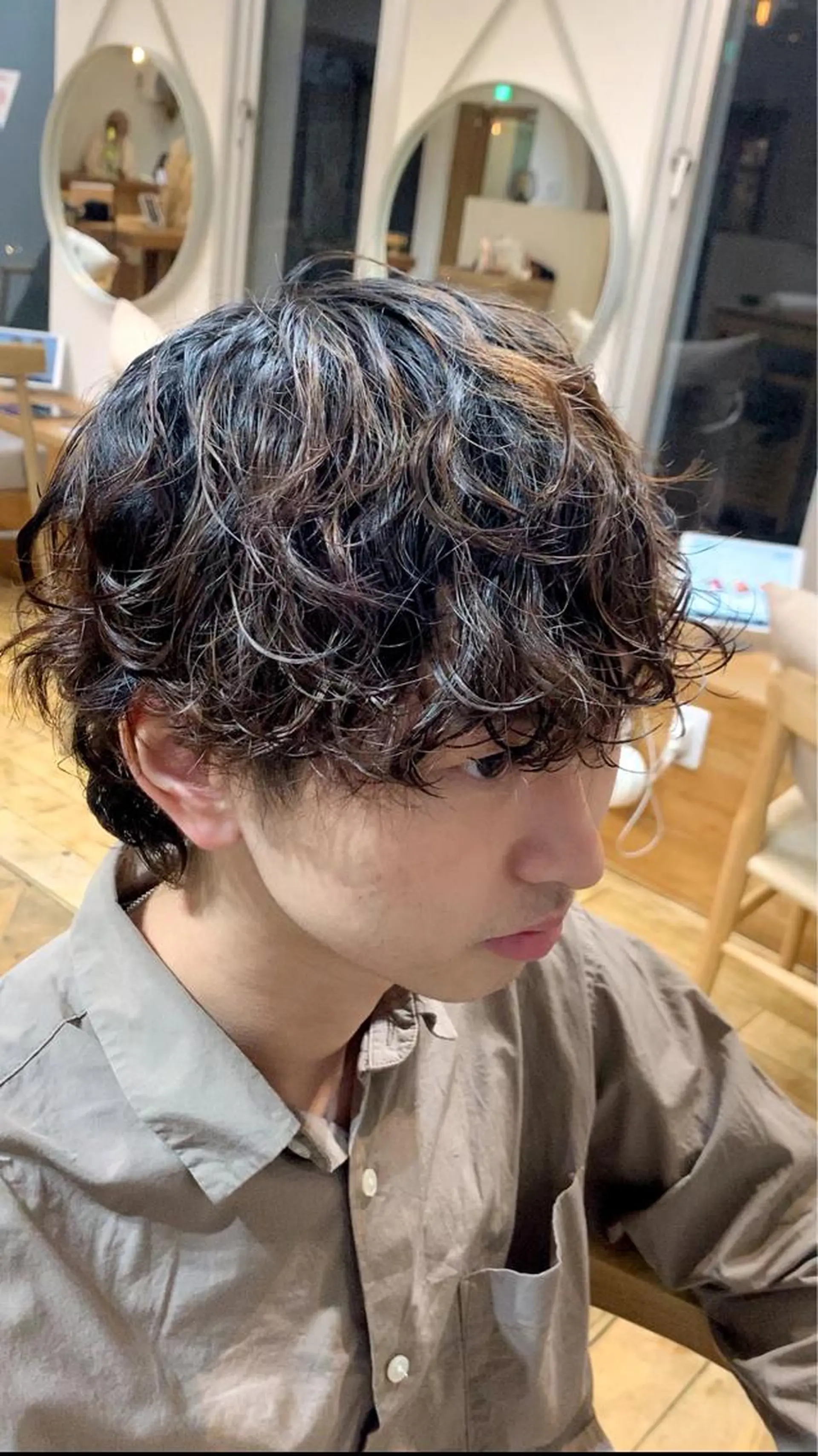 ショート パーマ メンズ メンズブリーチ センターパート フェードカット メンズハイライト メンズハイトーン メンズStylist 山根慧のヘアスタイル