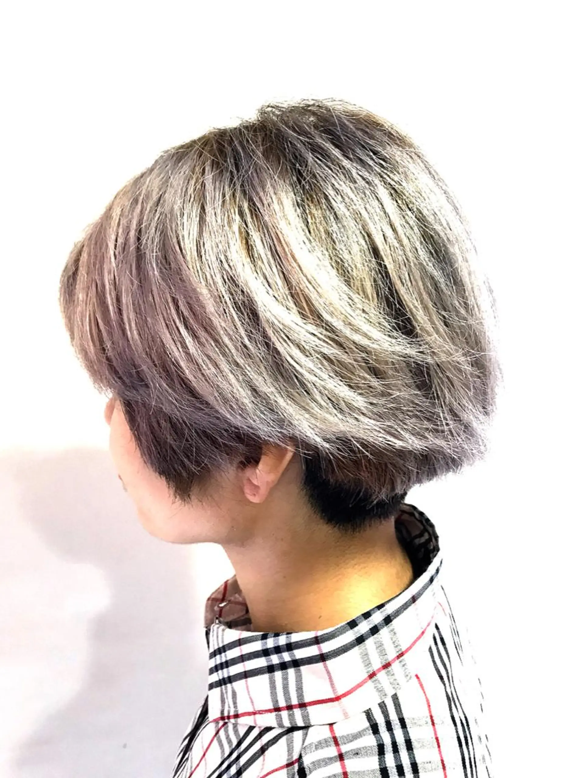 ショート カラー アッシュ ブリーチ シルバー シルバーアッシュ ヘアカラー 長谷川 誠志のヘアスタイル