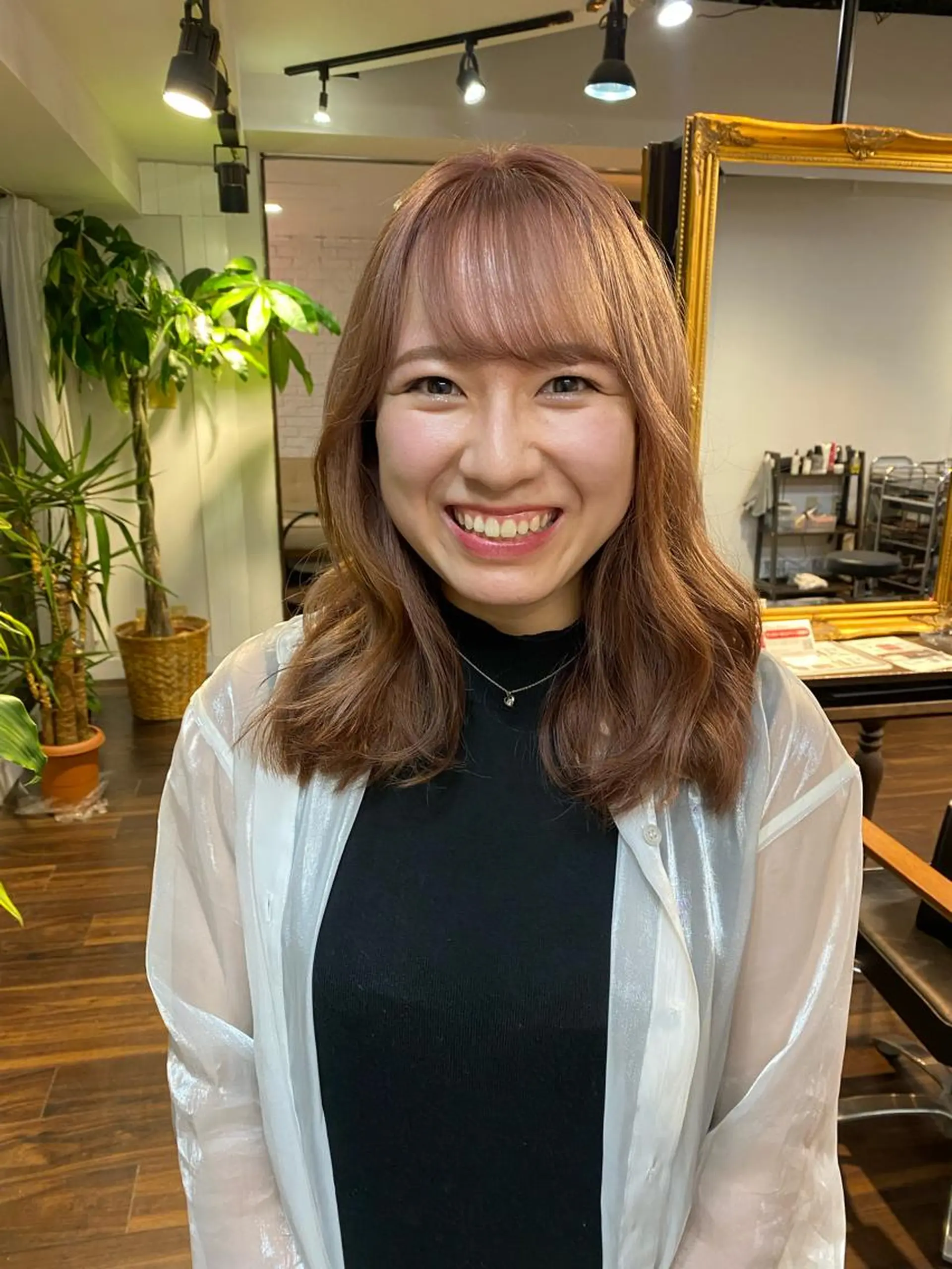 セミロング カラー ヘアアレンジ ベージュカラー ブリーチ ダブルカラー ハイトーンカラー ピンクカラー カット ヘアカラー トリートメント 韓国ヘア×髪質 改善🇰🇷シオリのヘアスタイル