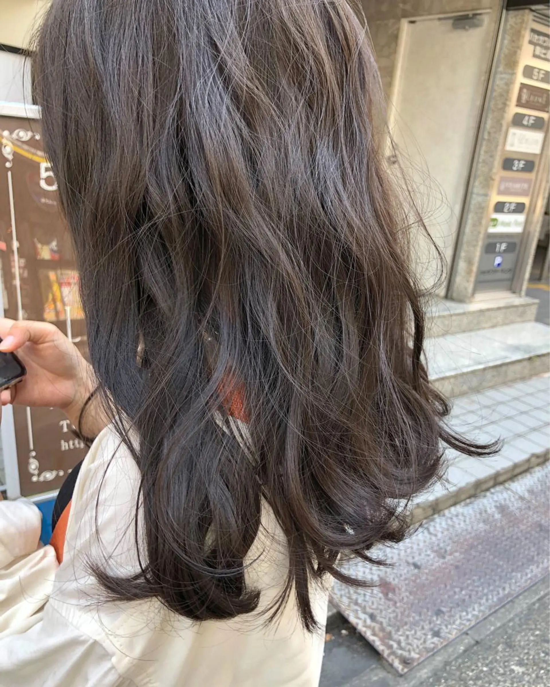 ロング カラー アッシュ ベージュカラー 透明感カラー ココアベージュ ハイライトカラー カット ヘアカラー トリートメント 岡本康平/ボブ /ブリーチ/レイヤーのヘアスタイル