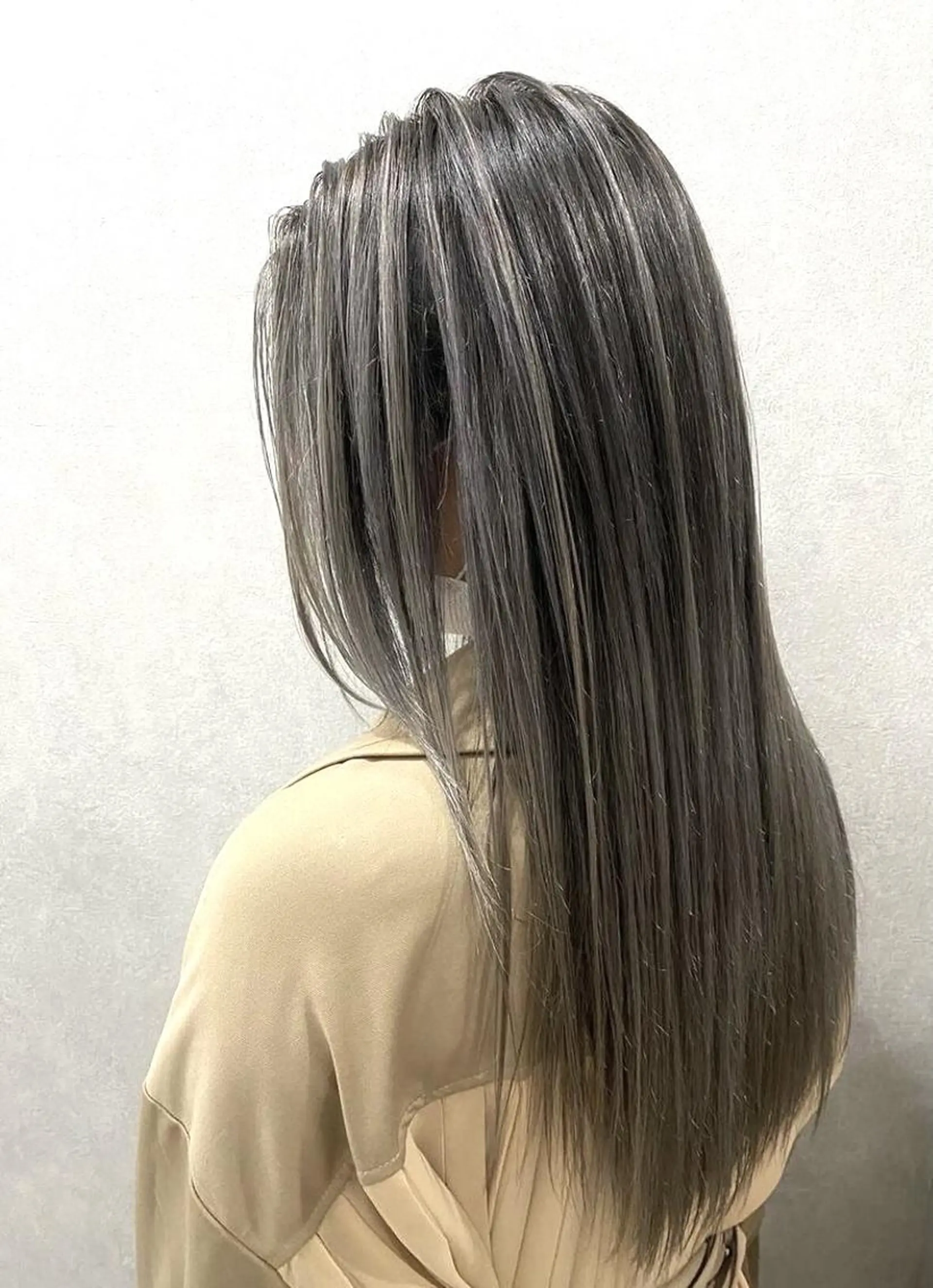 ロング カラー パーマ ヘアアレンジ シールエクステ アッシュ バレイヤージュ ベージュカラー ブリーチ L. OSAKAのヘアスタイル