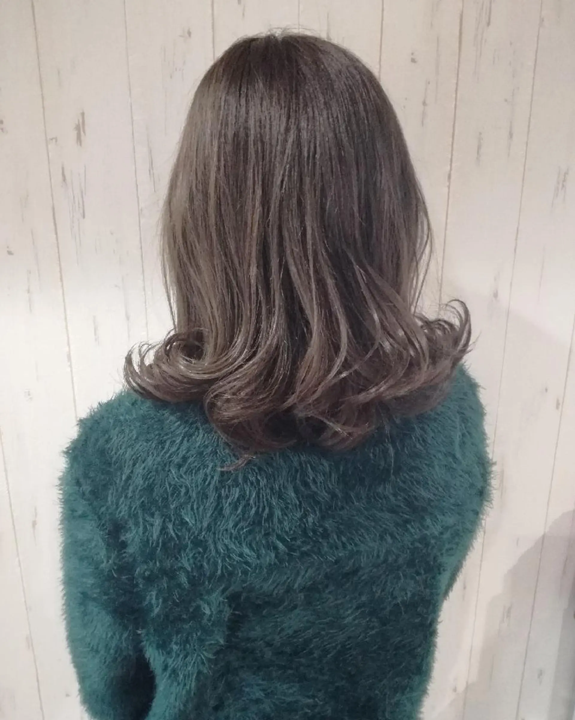 ミディアム カラー グレージュ 外ハネヘア 西川 敏夫のヘアスタイル