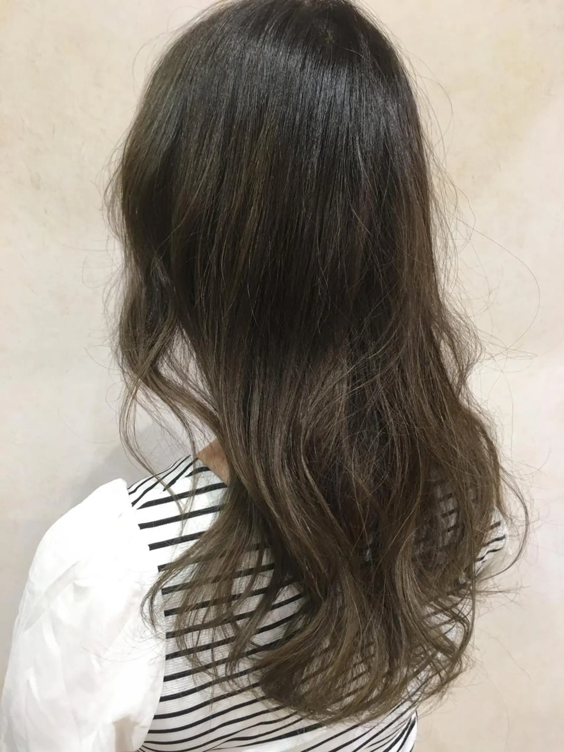ロング カラー ブルーカラー ブルージュ ハイライトカラー ハイライト TAKA 髪質改善のヘアスタイル