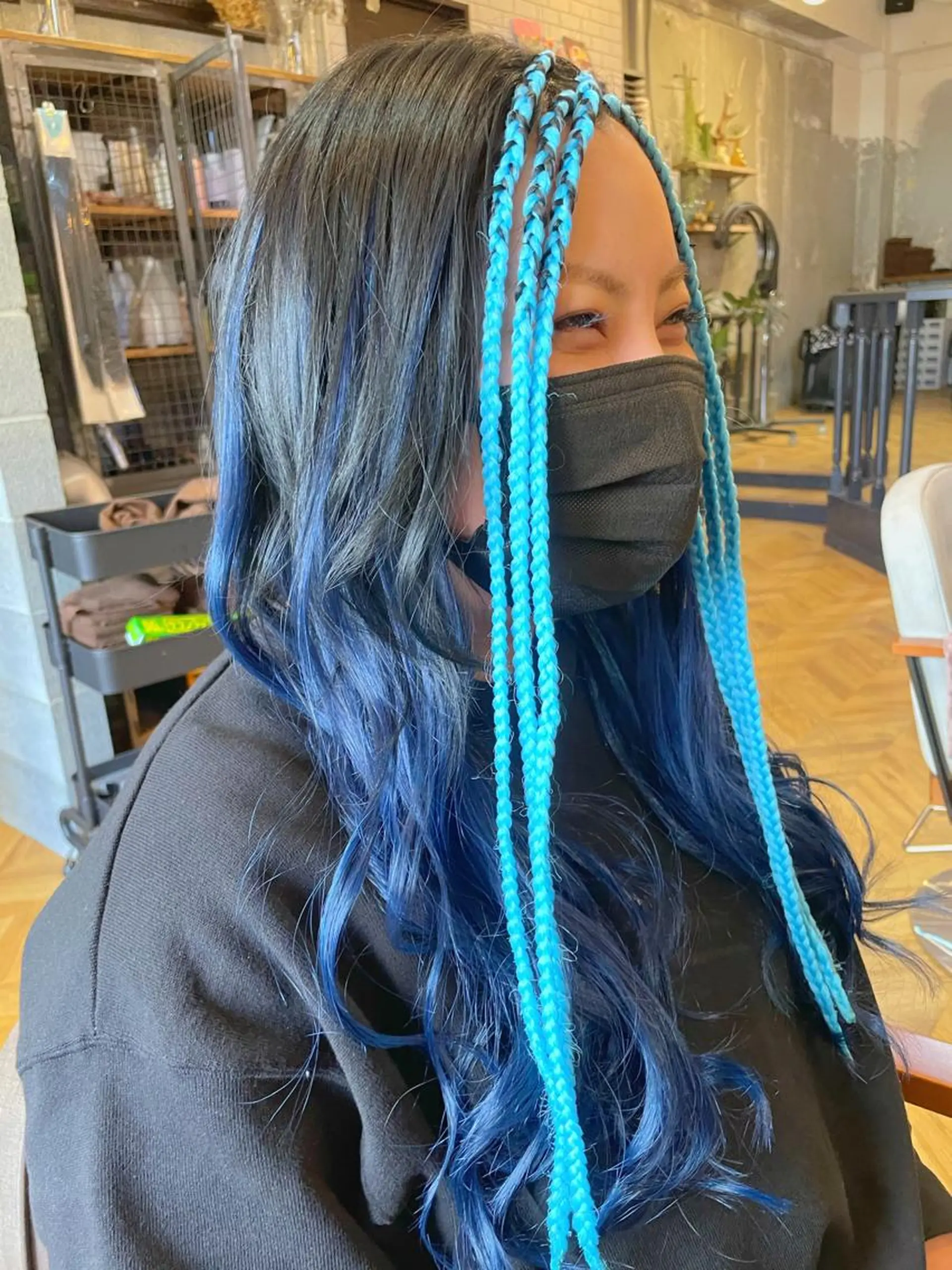 ロング カラー ヘアアレンジ シールエクステ ミストバング 黒髪 ブリーチ ブルーカラー カット ヘアカラー エクステ エクステ指名No.1 【店長】橘田のヘアスタイル