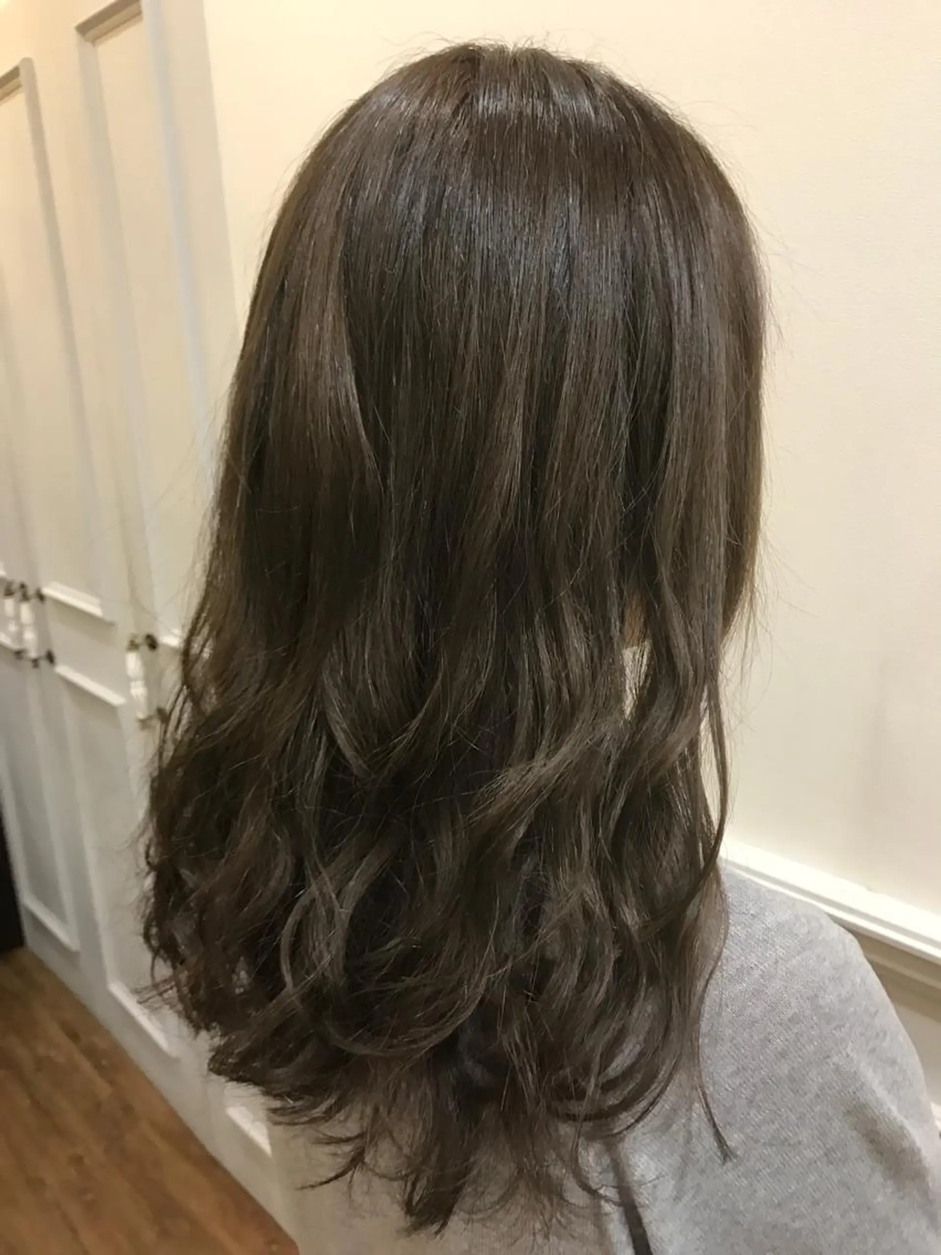 セミロング カラー グレージュ ひろせ かなのヘアスタイル