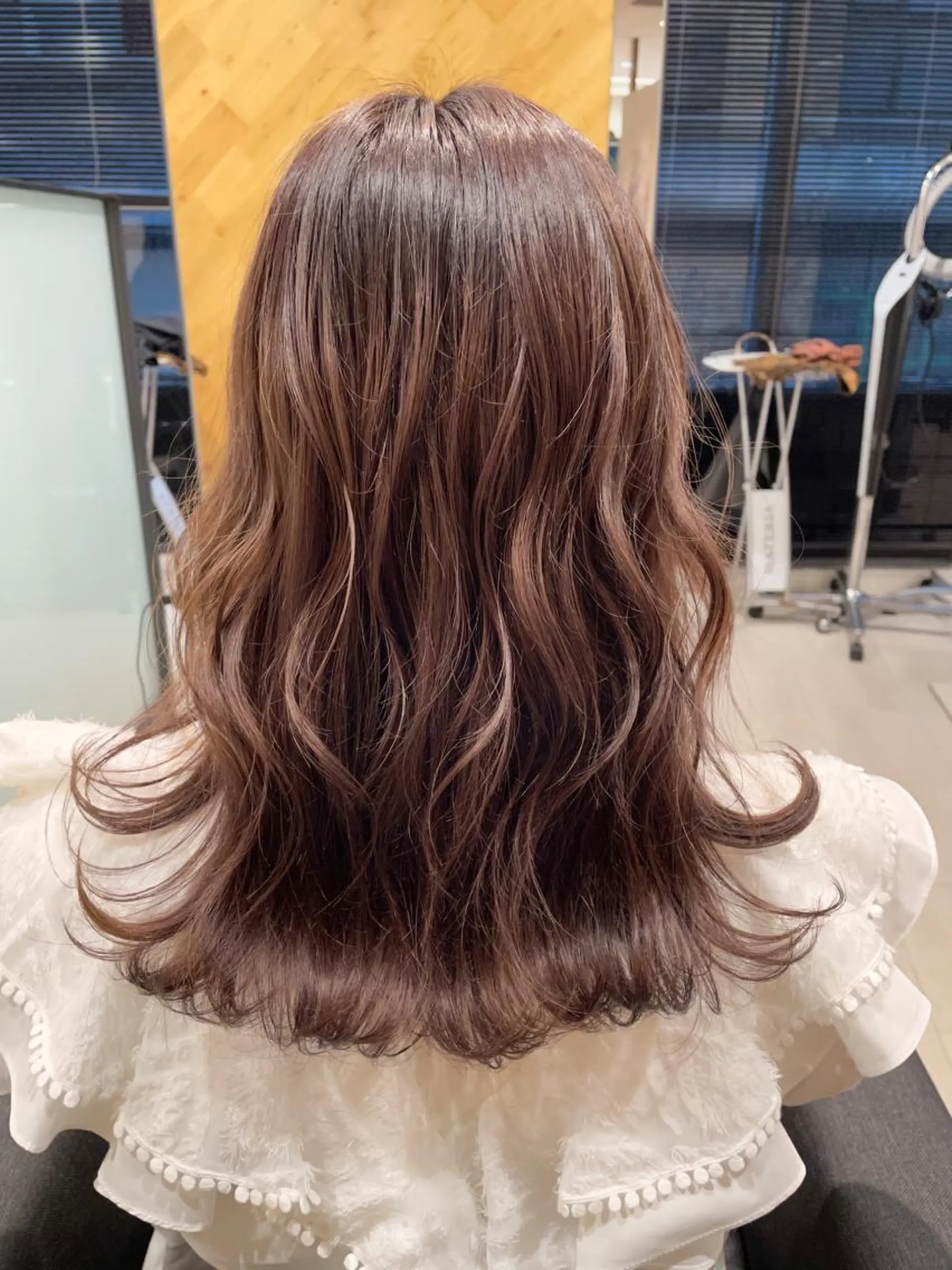 セミロング ラベンダーベージュ コトネ🫧 韓国風レイヤーカットのヘアスタイル