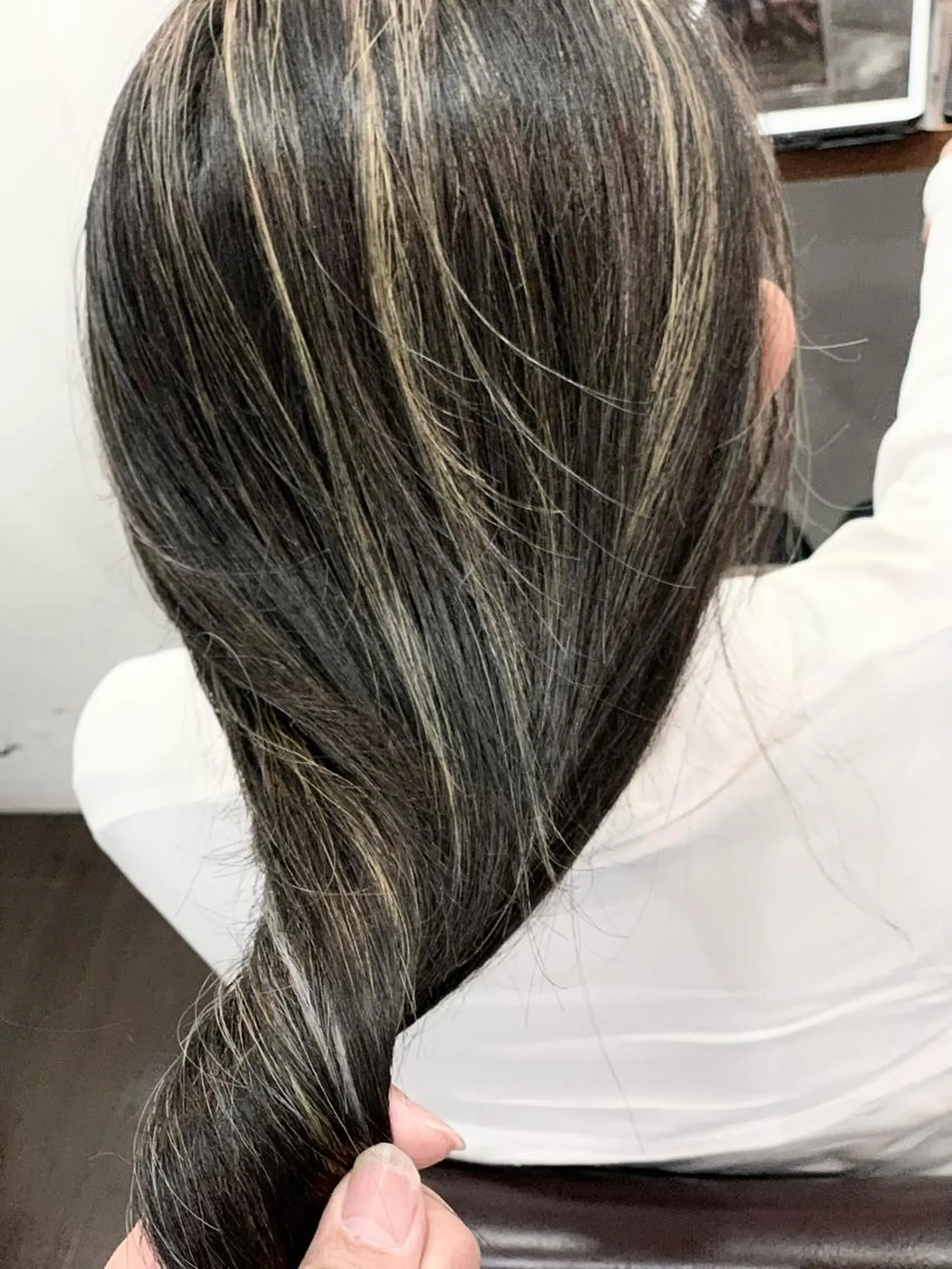 セミロング ハイライト ヘアカラー トリートメント ブリーチ毛に縮毛矯正 ✨カラー✨山田 正幸のヘアスタイル