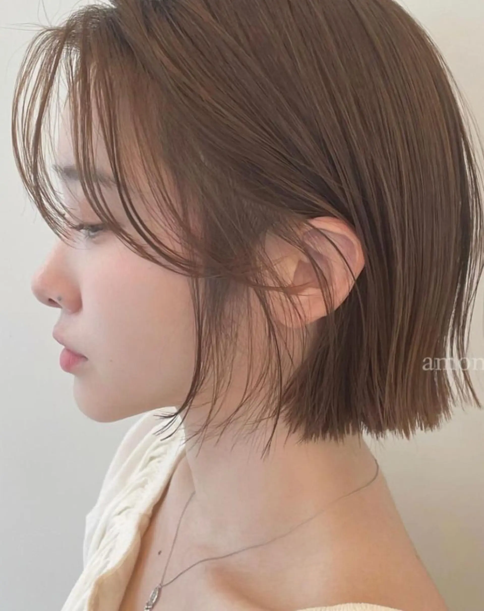 ミディアム カラー 切りっぱなしボブ ベージュカラー ブリーチ グレージュ ハイトーンカラー カット ヘアカラー トリートメント ニュアンスレイヤー ハイトーンカラーのヘアスタイル
