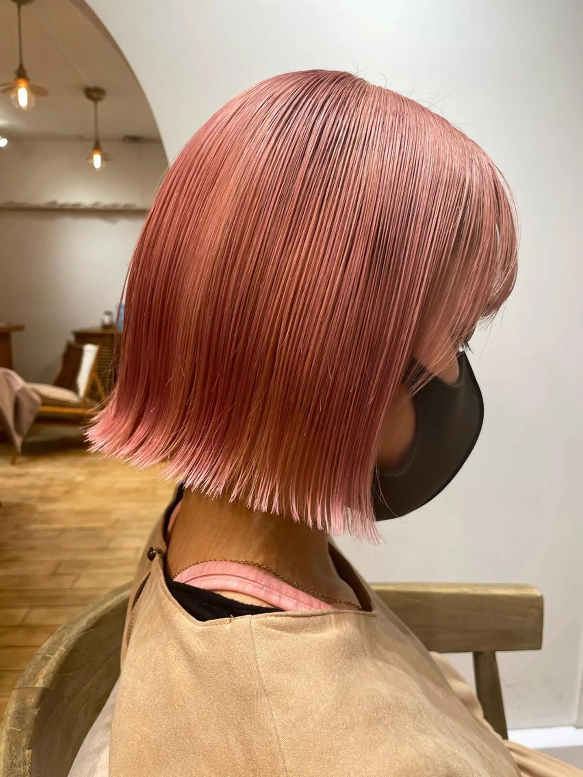 セミロング カラー ⭐ハイトーンブリーチ ミルクティーピンクのヘアスタイル