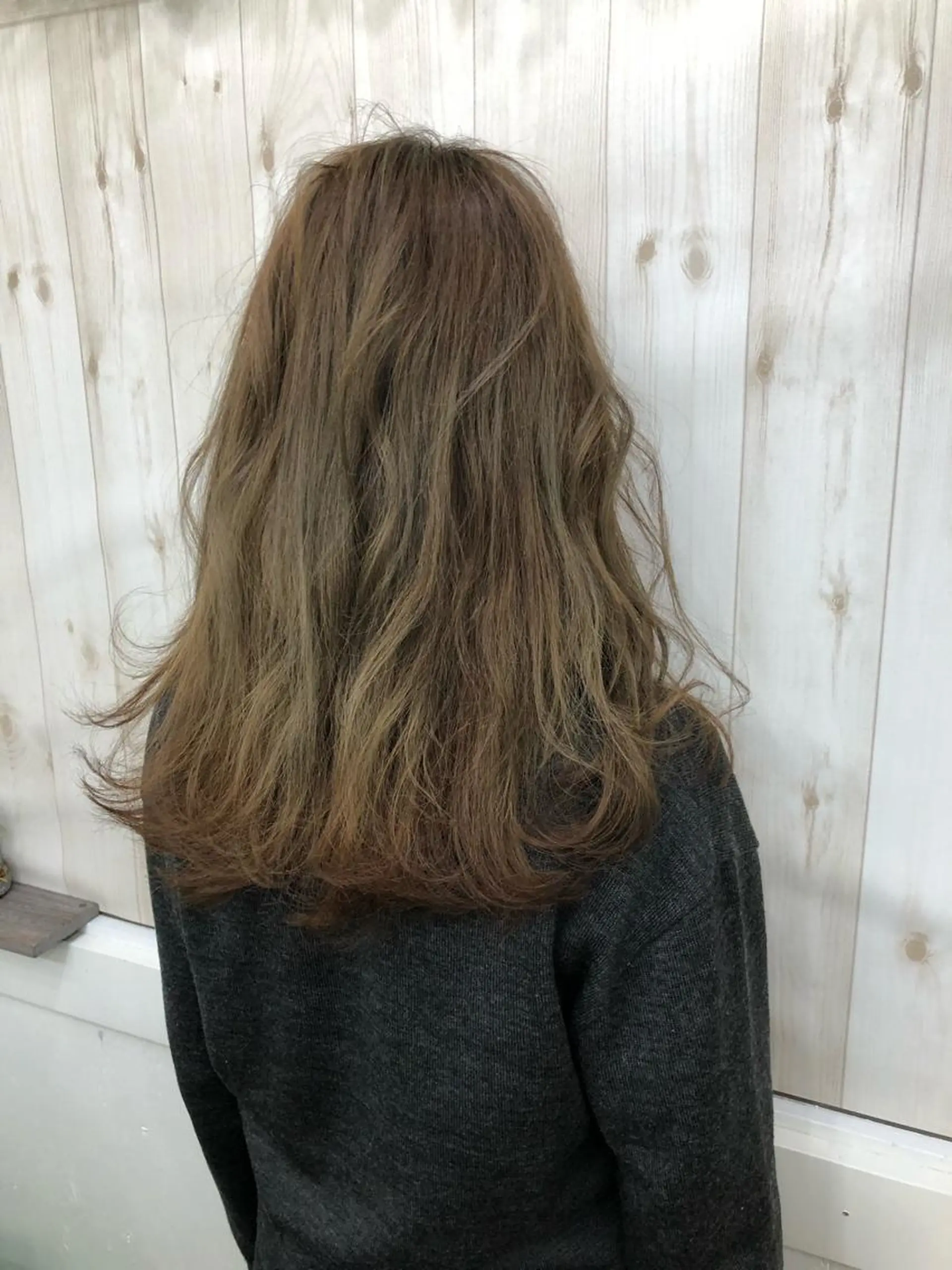 ロング カラー ベージュカラー ブリーチ フォギーベージュ グレージュ ハイトーンカラー FERNA池袋所属・マンツーマン施術✂︎ 金田尚久🎨のヘアスタイル