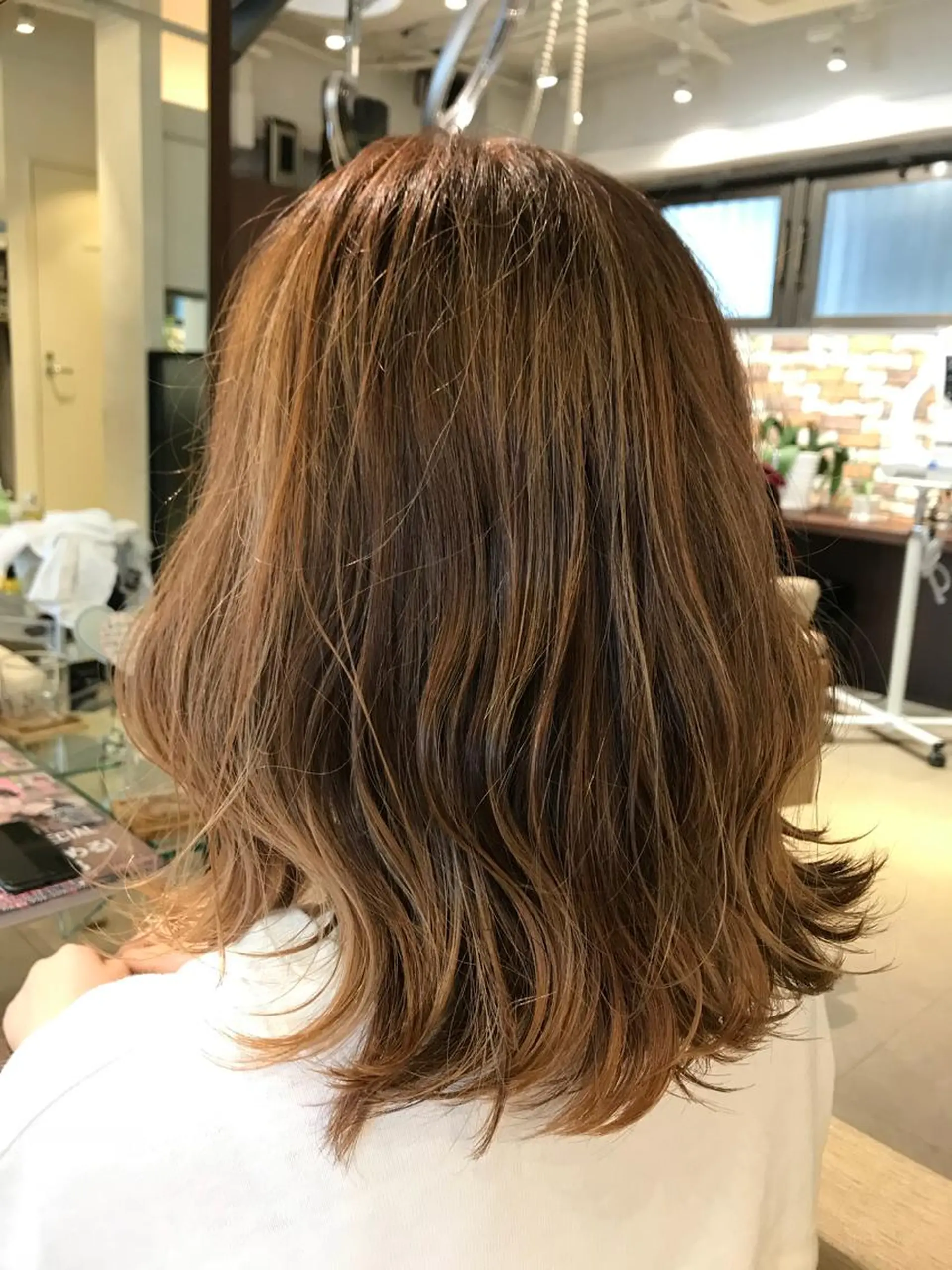 ミディアム ハイライト newi saLyu 片岡ふきのヘアスタイル