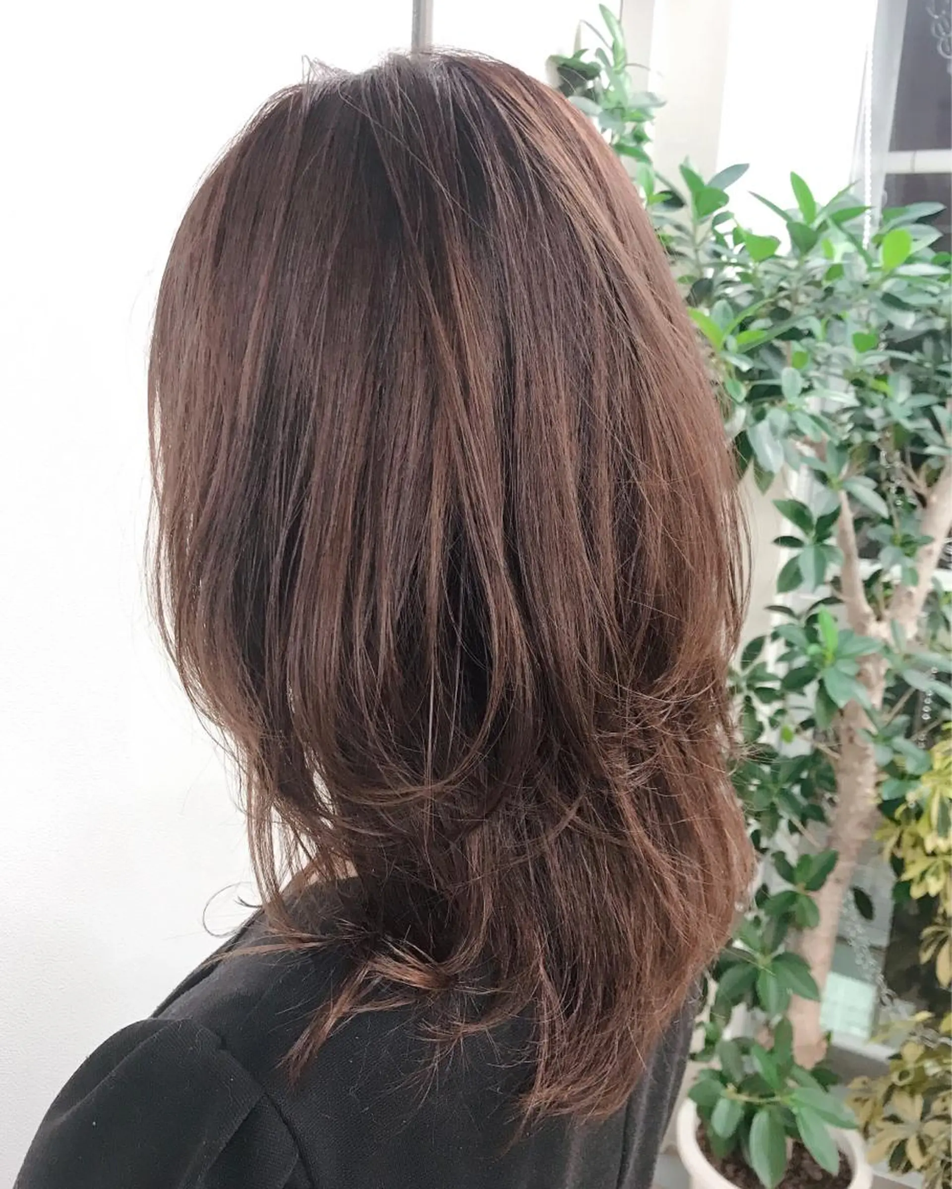 ミディアム レイヤーカット ARMONY所属・縮毛矯正、コテ巻き風 パーマのプロ、横山のヘアスタイル