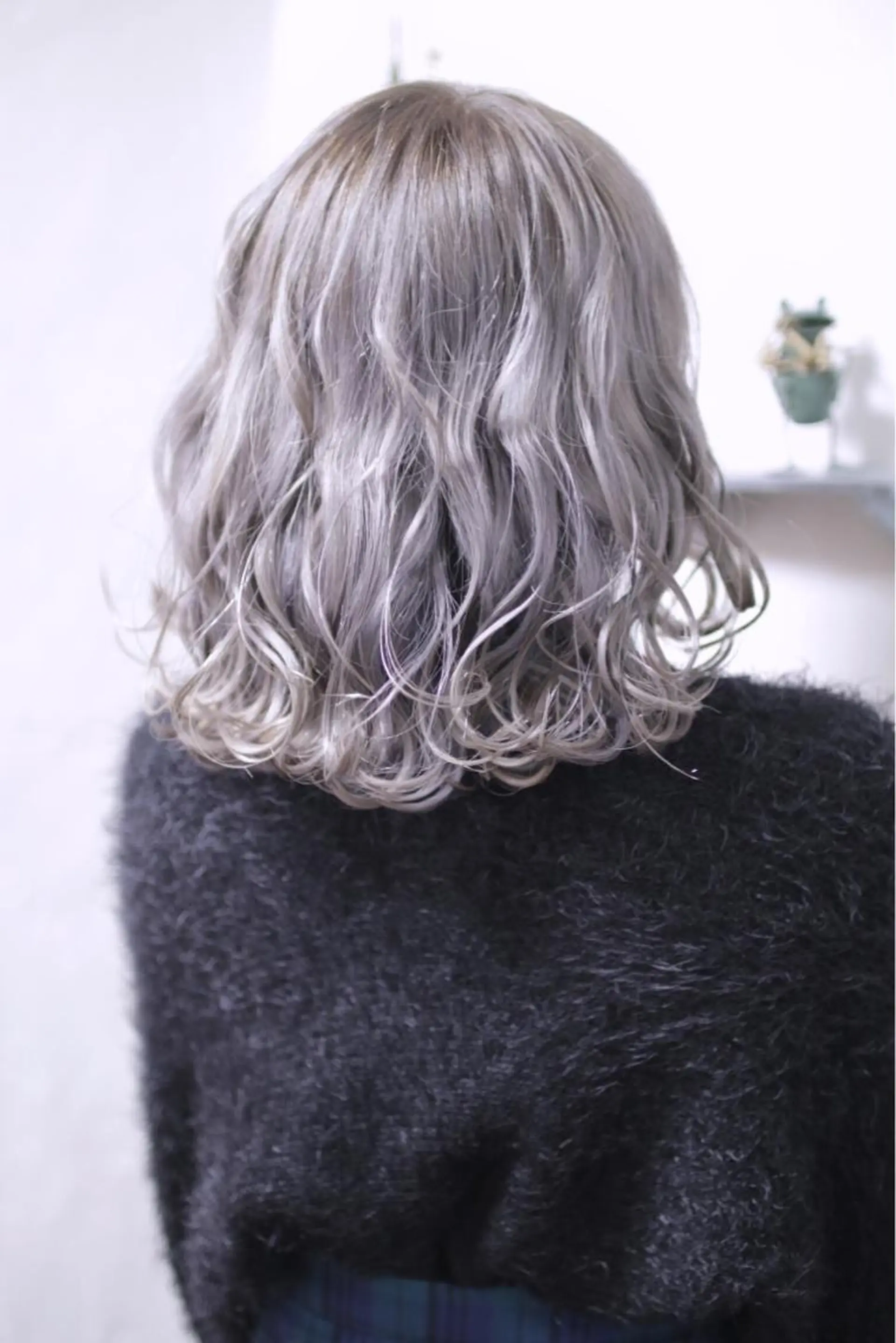 ミディアム カラー パーマ ヘアアレンジ アッシュ アッシュグレー ベージュカラー ブリーチ 透明感カラー 推し活専用 【派手髪】飯野ゆかりのヘアスタイル
