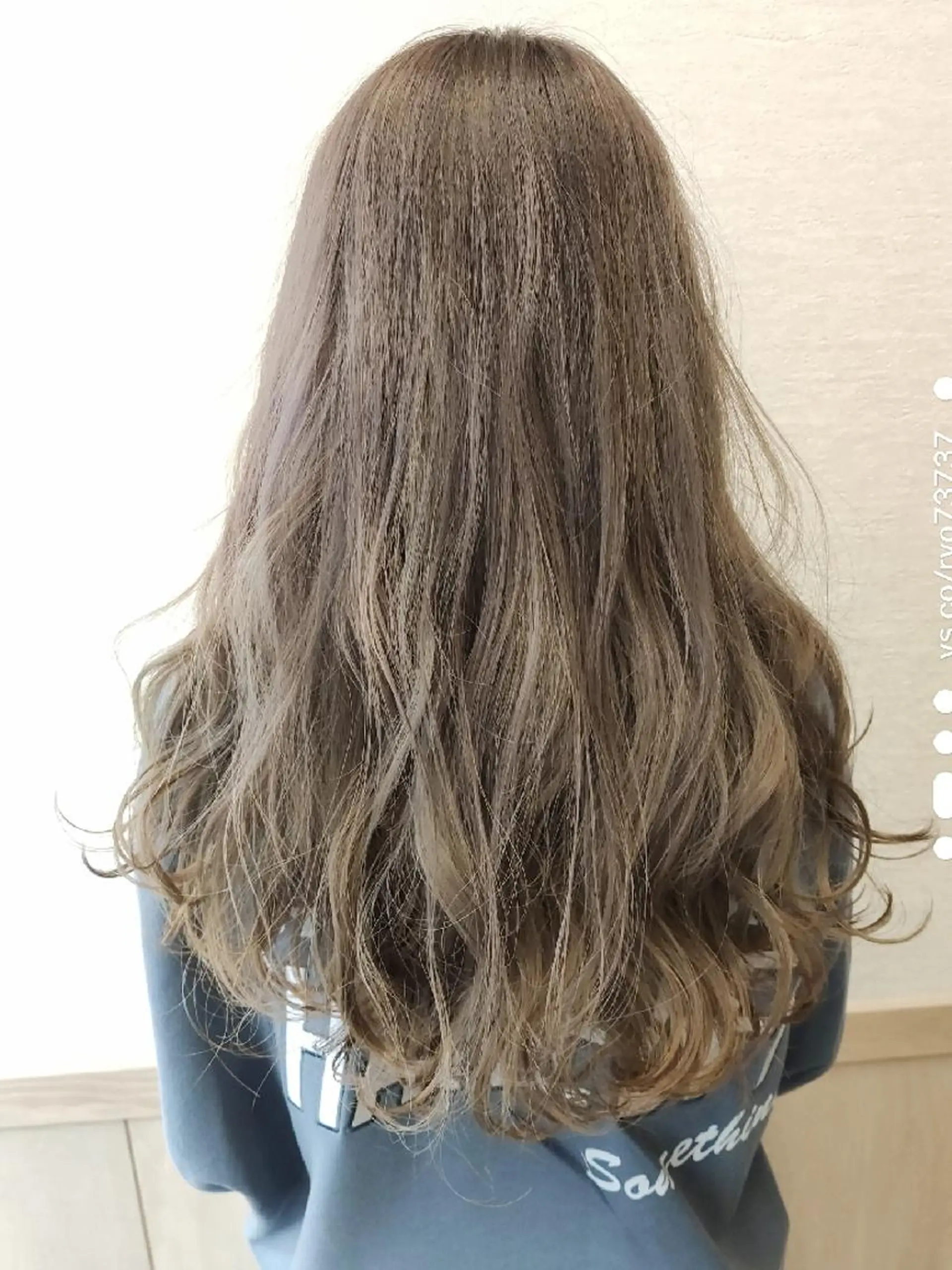 ロング カラー アッシュ ベージュカラー ブリーチ 透明感カラー 伊藤 瞭のヘアスタイル