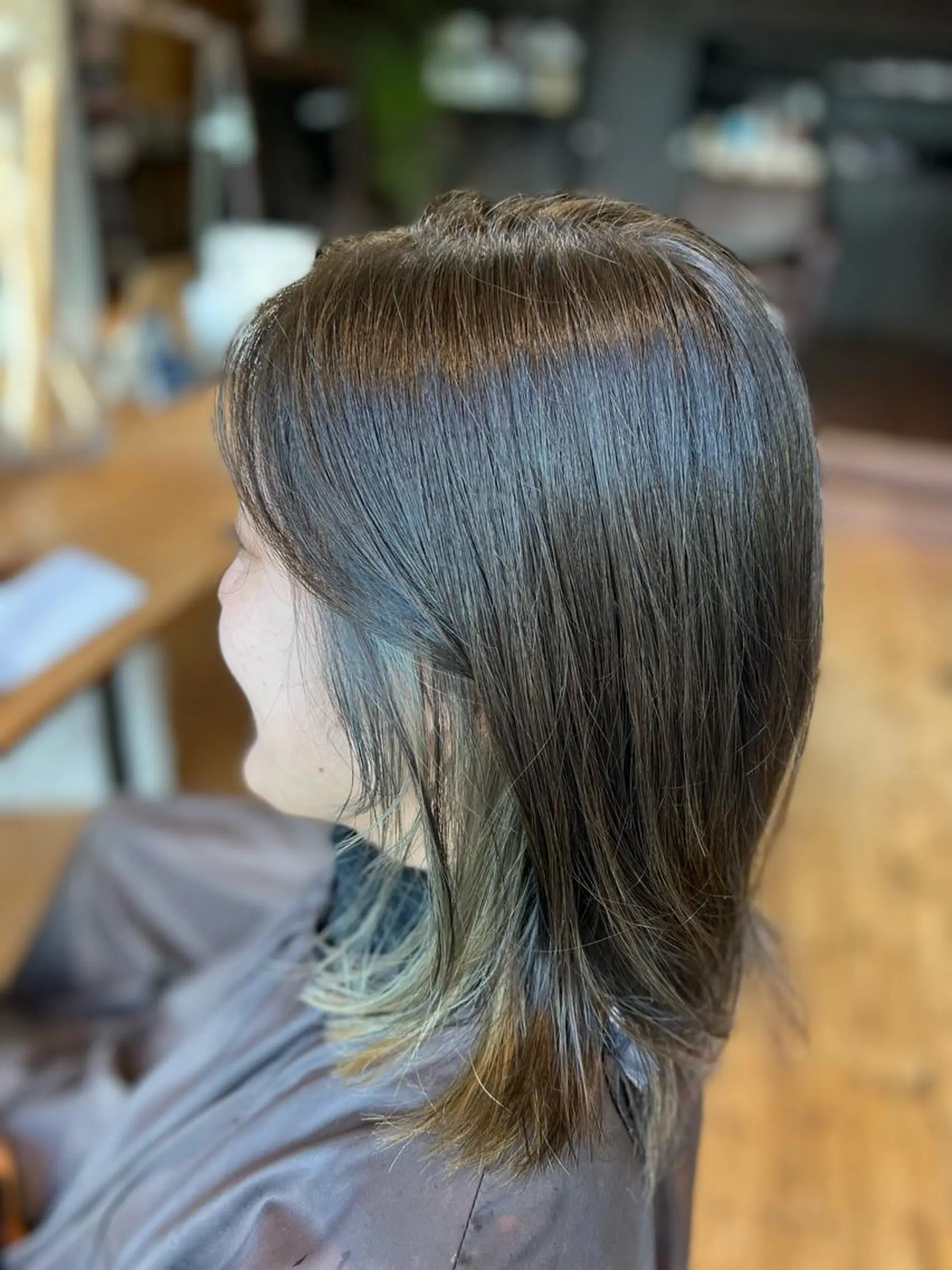 ミディアム カラー ブリーチ イヤリングカラー グラデーションカラー ハイライトカラー インナーカラー ヘアカラー BEACH　HAIR&NAIL所属・両国駅徒歩1分⭐️ アイロン仕上げのヘアスタイル