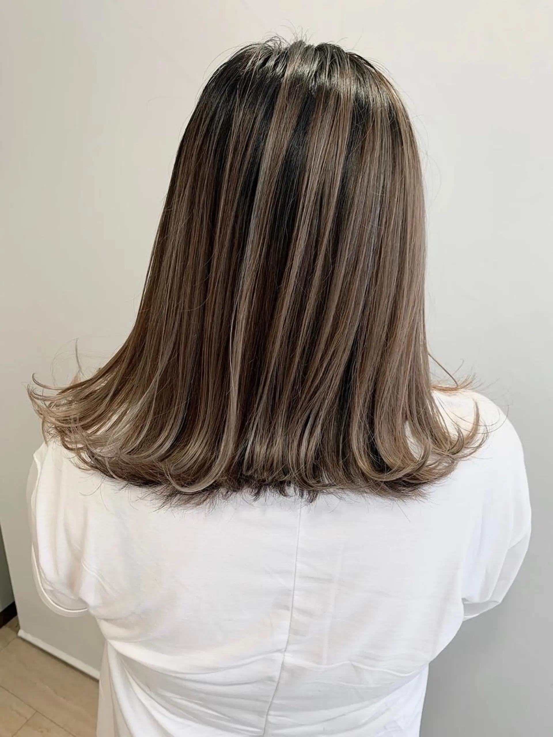 ミディアム カラー パーマ ヘアアレンジ シールエクステ アッシュ バレイヤージュ ベージュカラー ブリーチ L. OSAKAのヘアスタイル