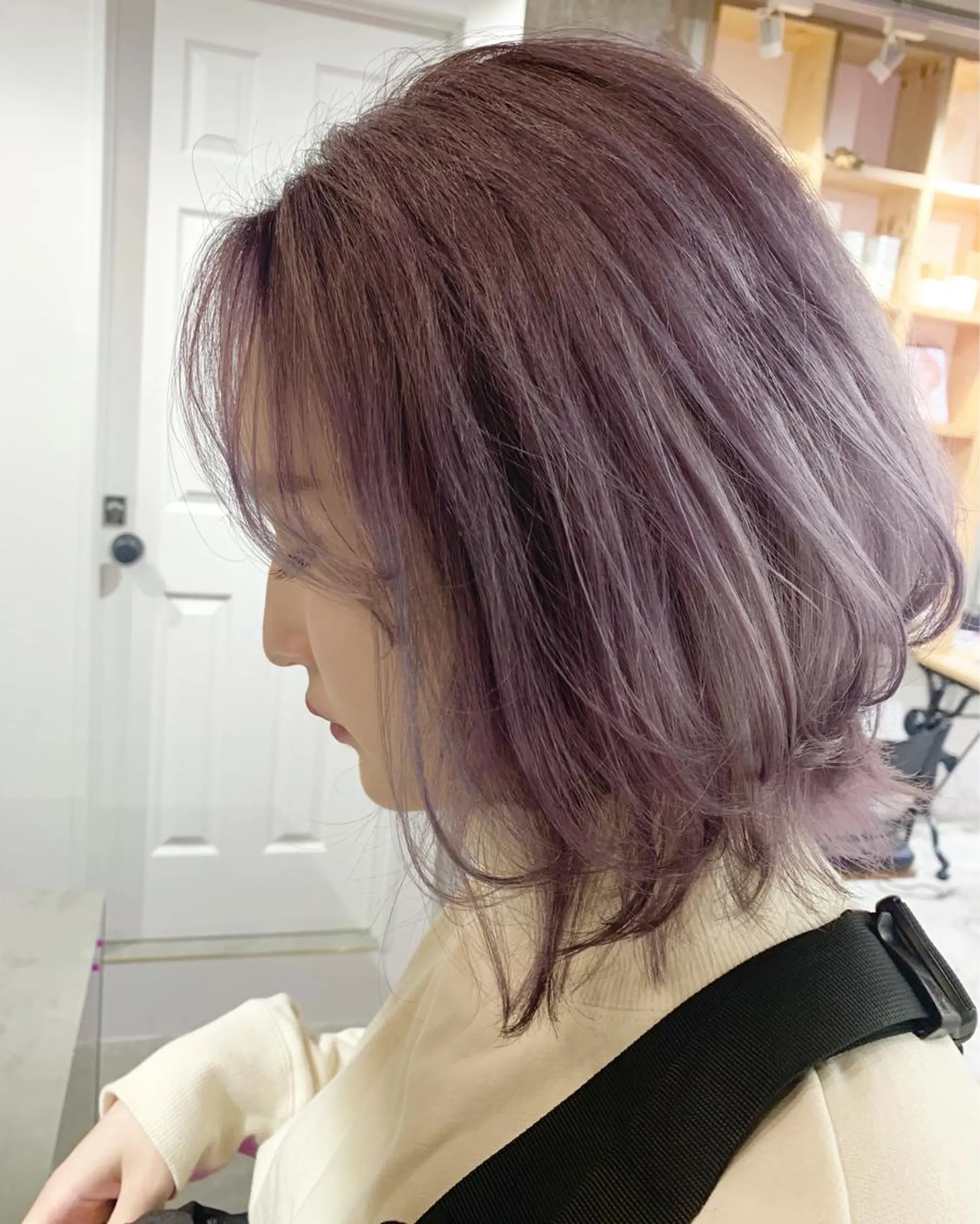ミディアム カラー ブリーチ ラベンダーカラー 艶髪ハイトーンカラー 💘kazueのヘアスタイル