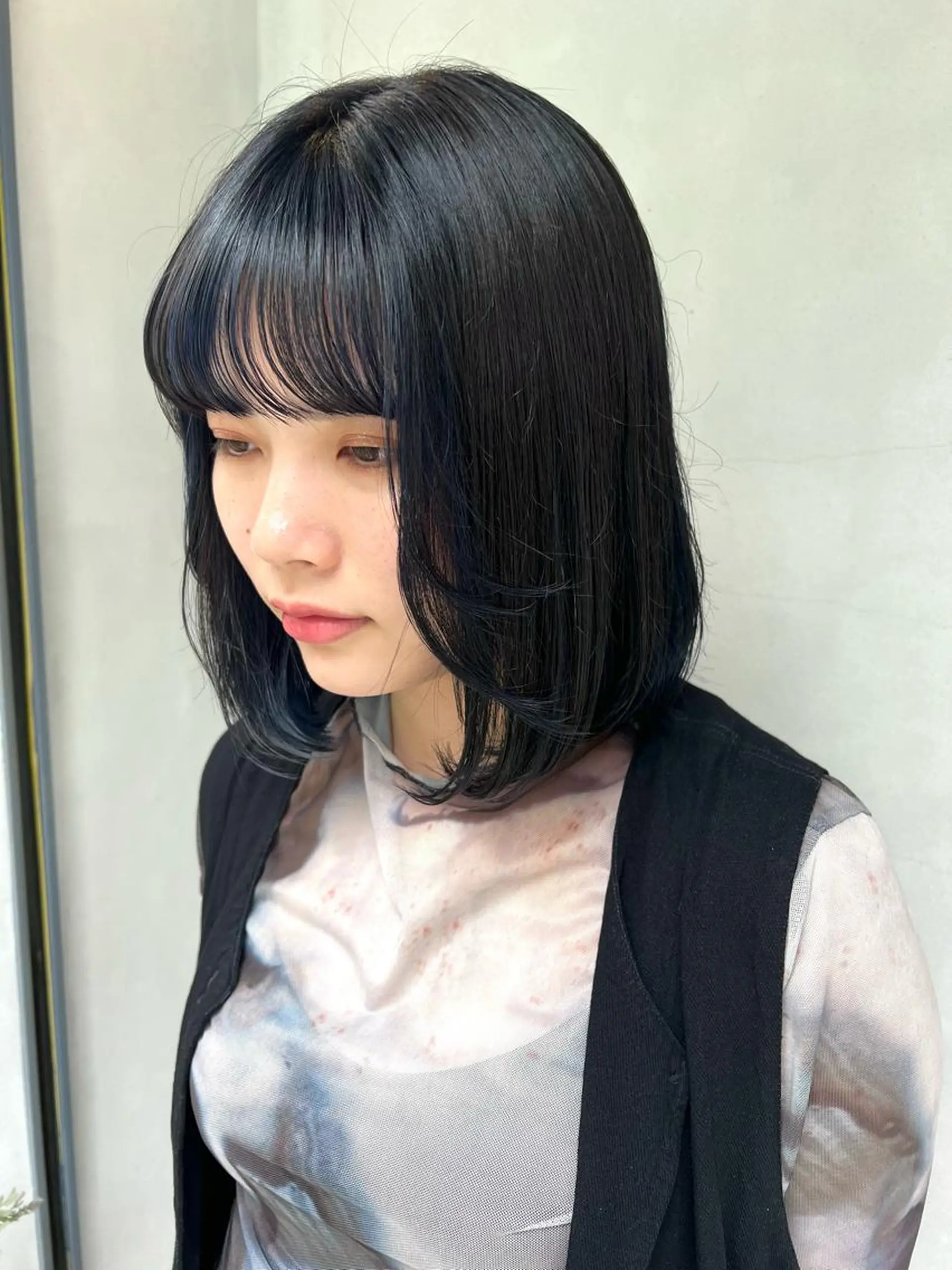 ミディアム カラー 黒髪 ブリーチ ブルーカラー ブルーブラック カット パーマ トリートメント ENIF　大島 芽生のヘアスタイル