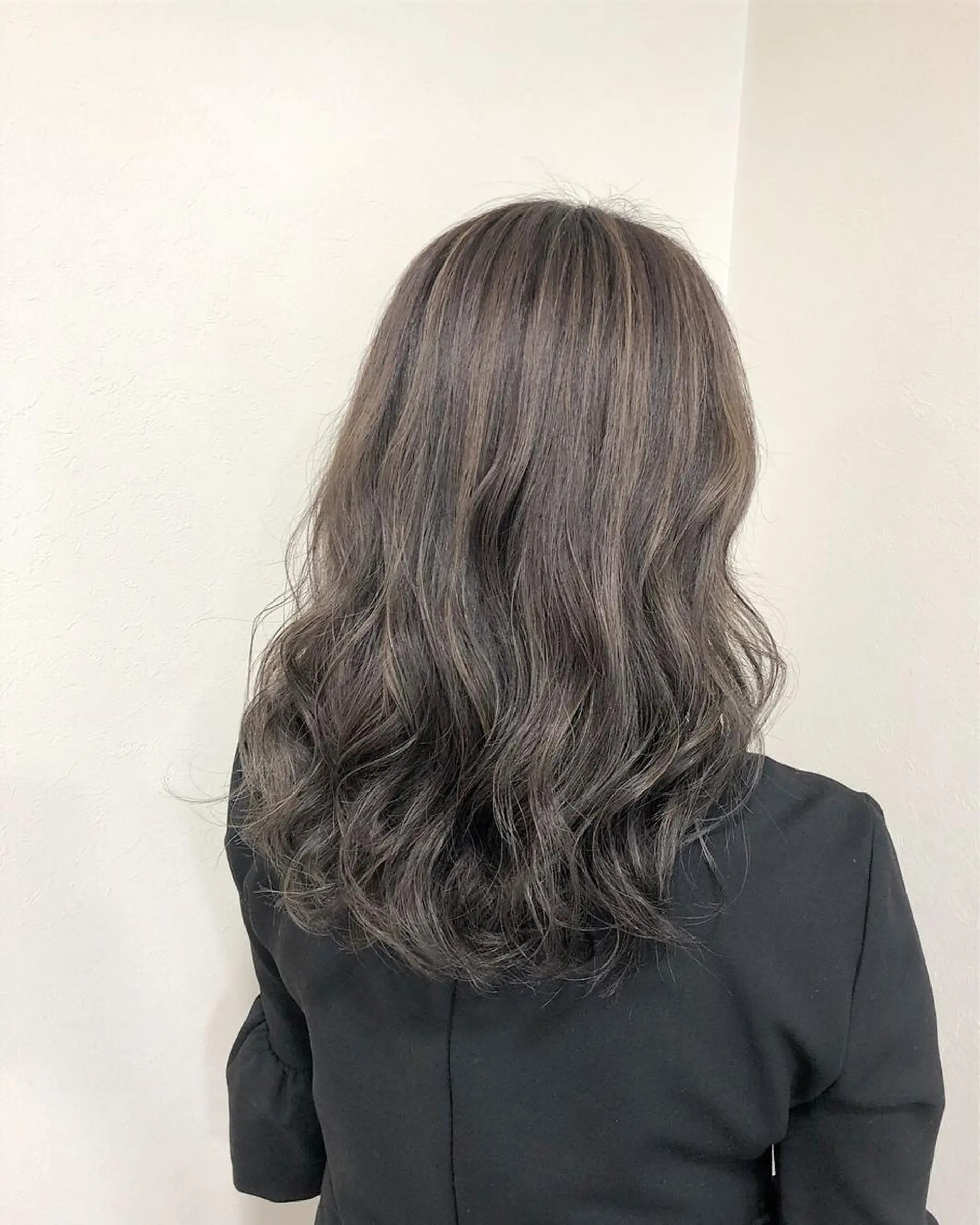 セミロング ハイライト ヤマグチ ヒカルのヘアスタイル