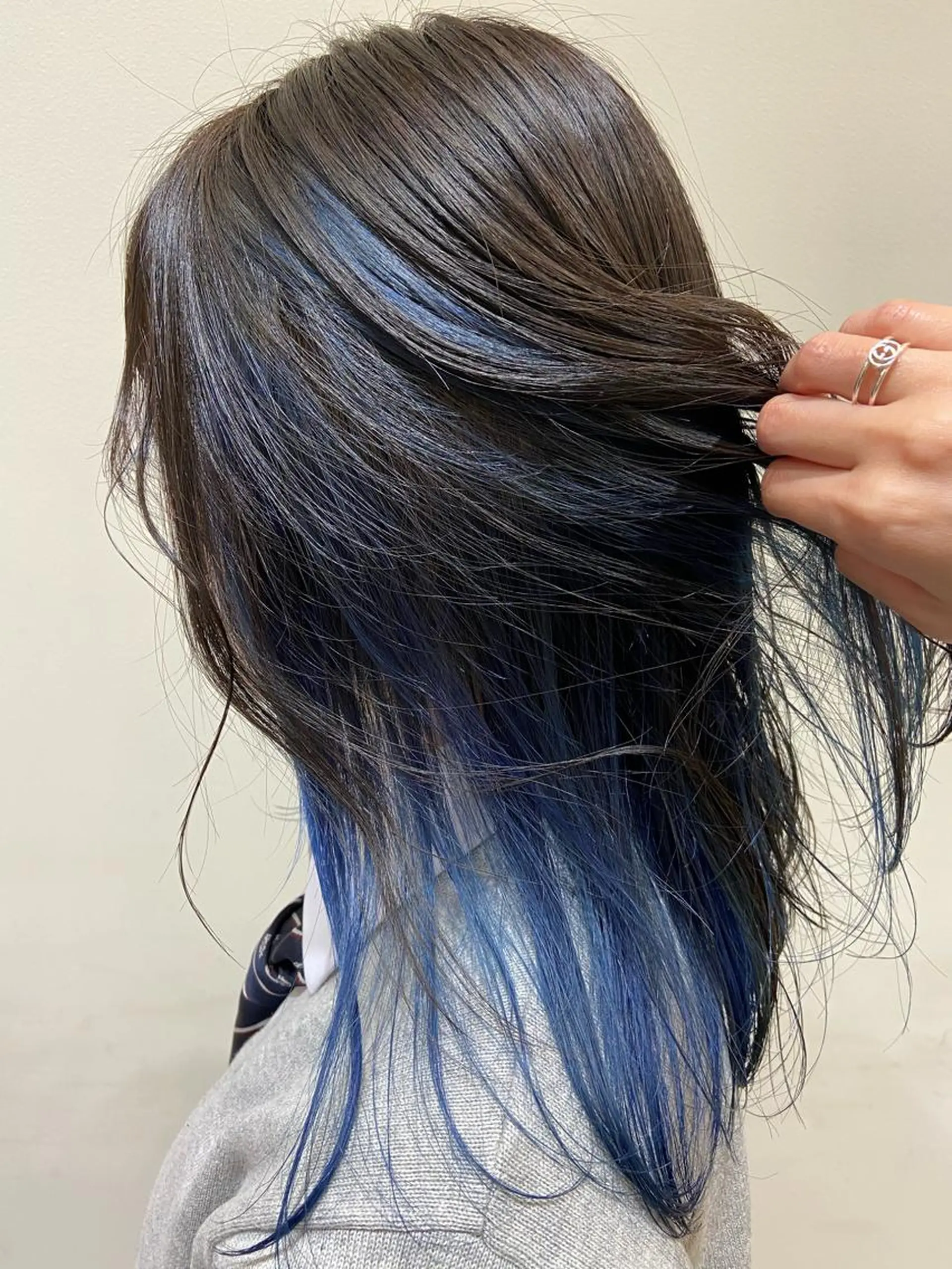 ミディアム カラー ブルーカラー インナーカラー カット ヘアカラー Amour なぐらのヘアスタイル