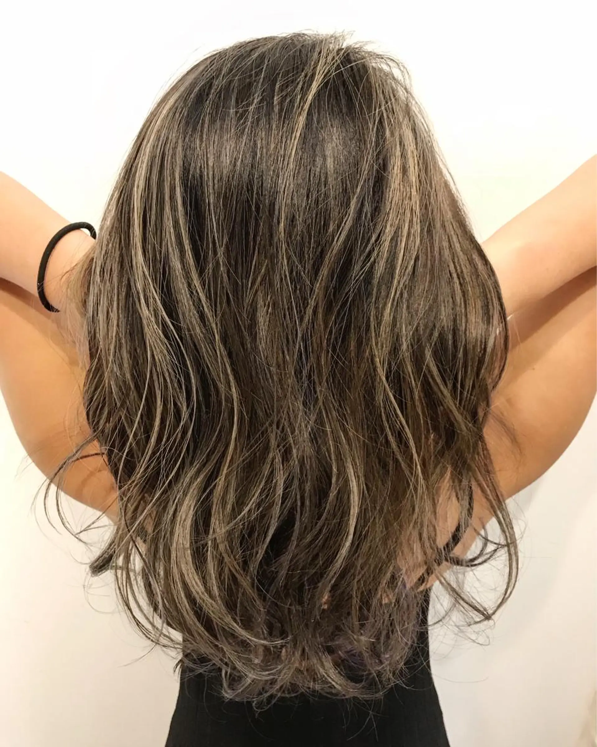 セミロング カラー ハイライトカラー ハイライト カット ヘアカラー grow恵比寿【グロウ】髪質改善/ハイライト/ブリーチ/レイヤーカット所属・奥野 貴史　代表　レイヤーのヘアスタイル