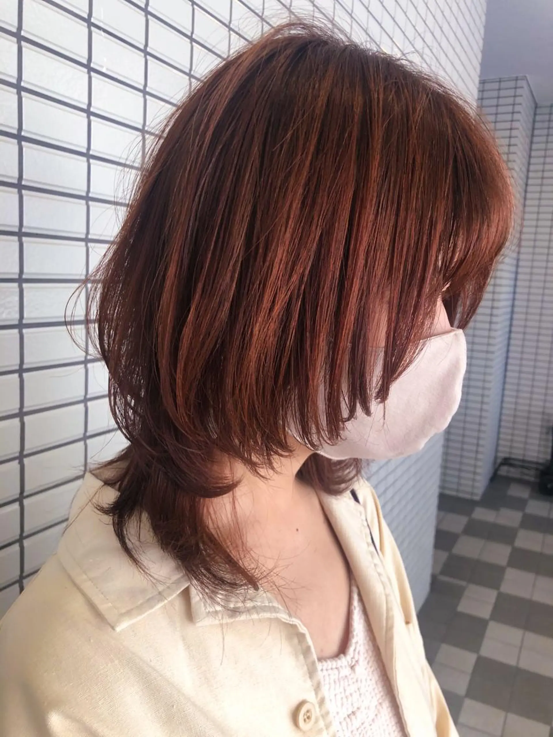 ミディアム カラー オレンジ オレンジレッド レッドカラー ウルフカット 中東 真子のヘアスタイル