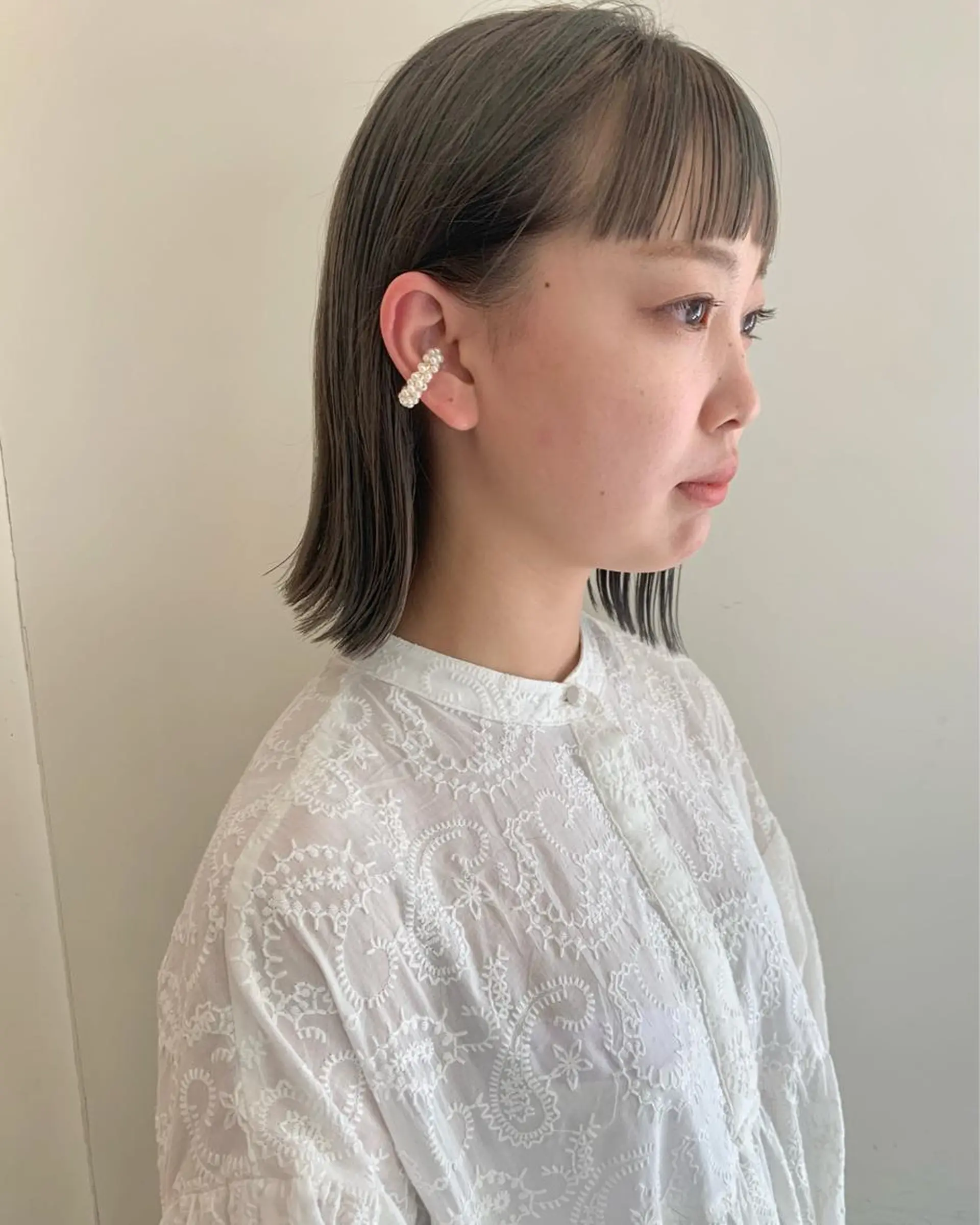 ミディアム カラー グレージュ オリーブグレージュ オリーブグレー オン眉 ワイドバング iLi所属・iLi 《イリ》のヘアスタイル