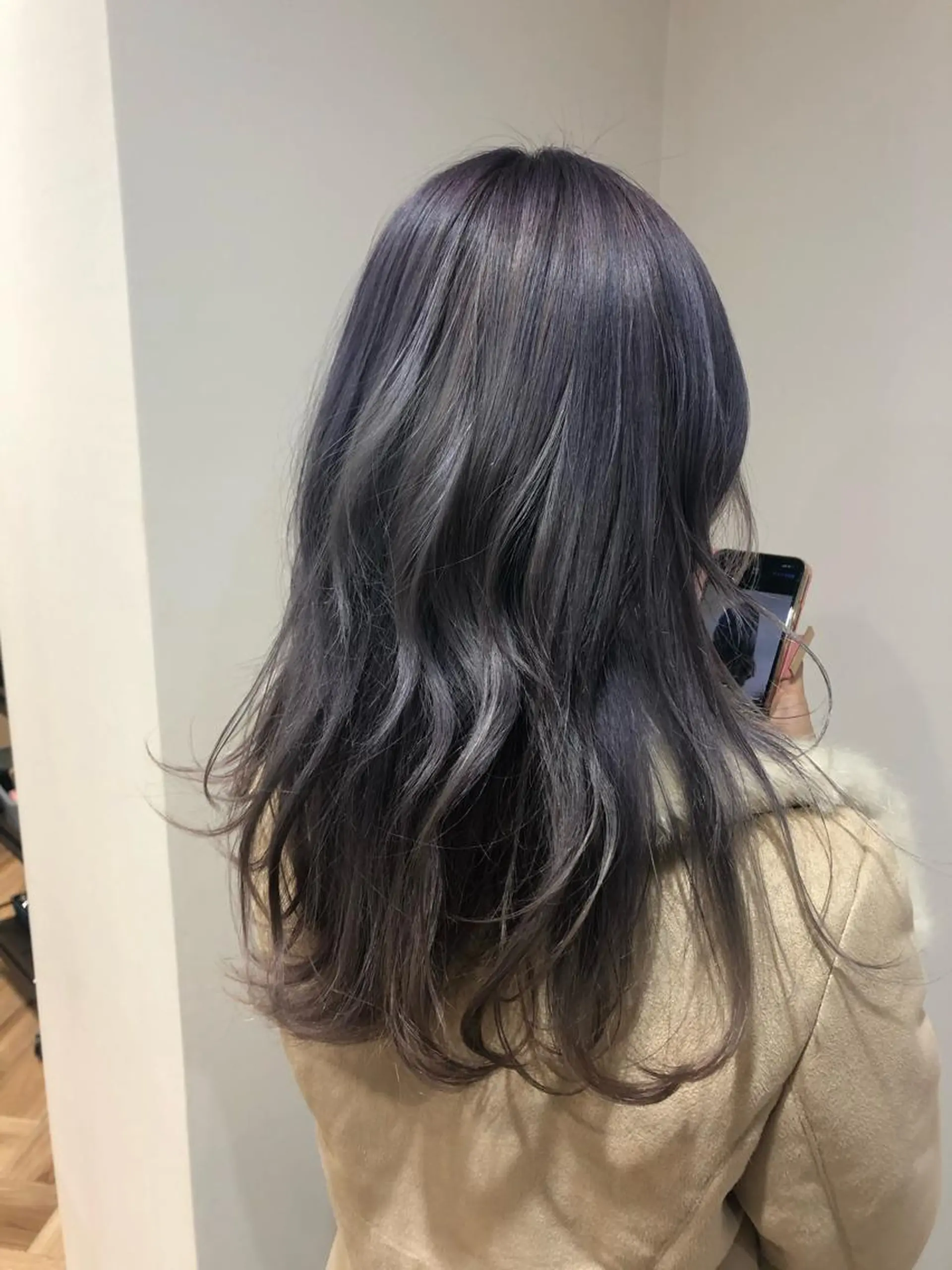 ロング パープルカラー ヘアカラー 伊東 彩花のヘアスタイル