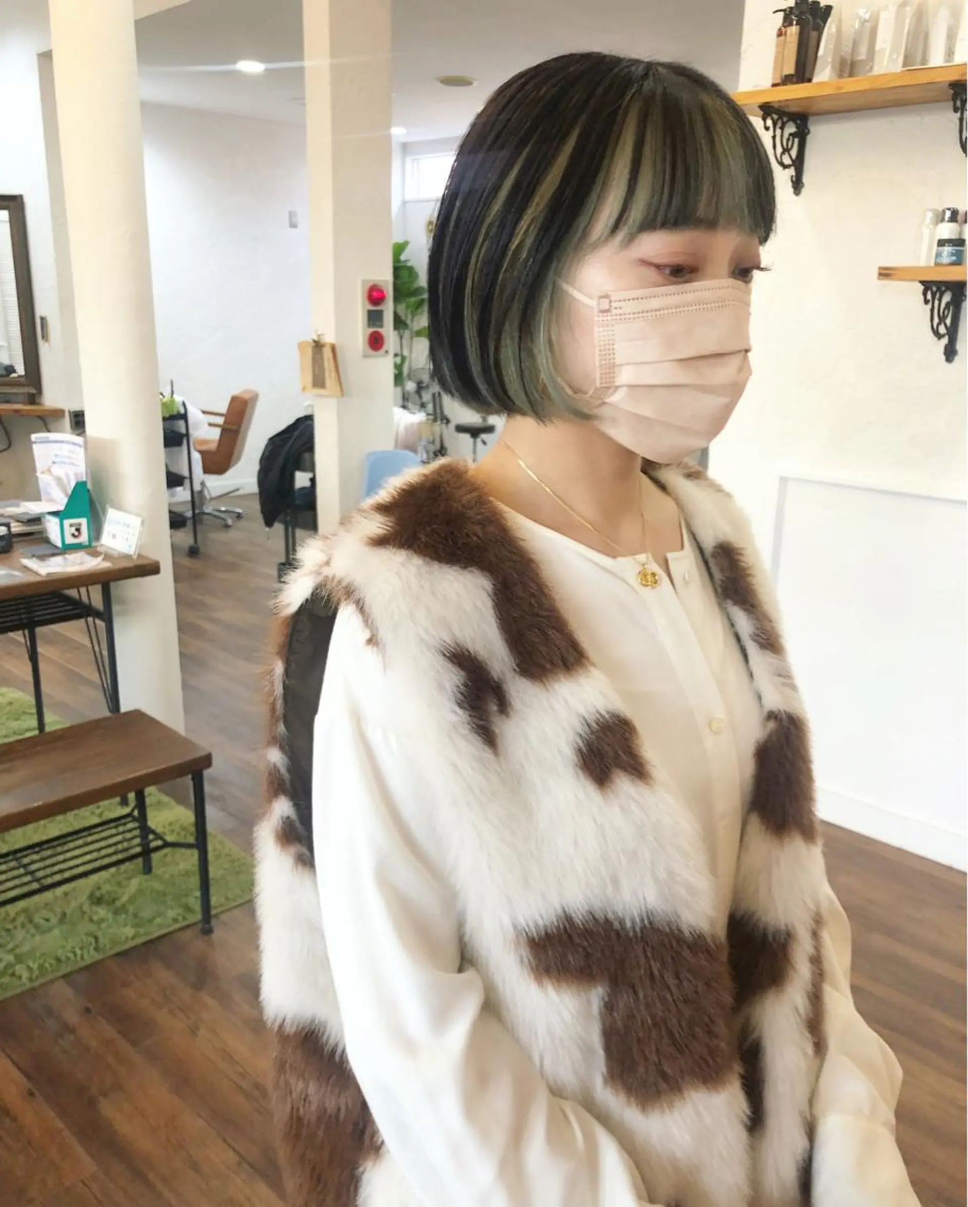 ショート カラー ベージュカラー 黒髪 インナーカラー オリーブベージュ カット ヘアカラー 江原 彩華のヘアスタイル