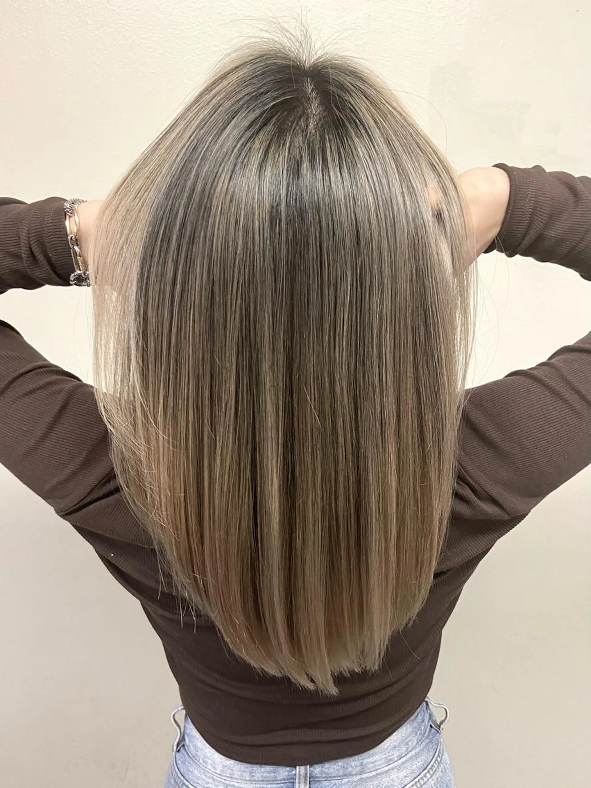 セミロング カラー バレイヤージュ ブリーチ レイヤーカット ヘアカラー トリートメント 褒められヘアー ERI✨のヘアスタイル
