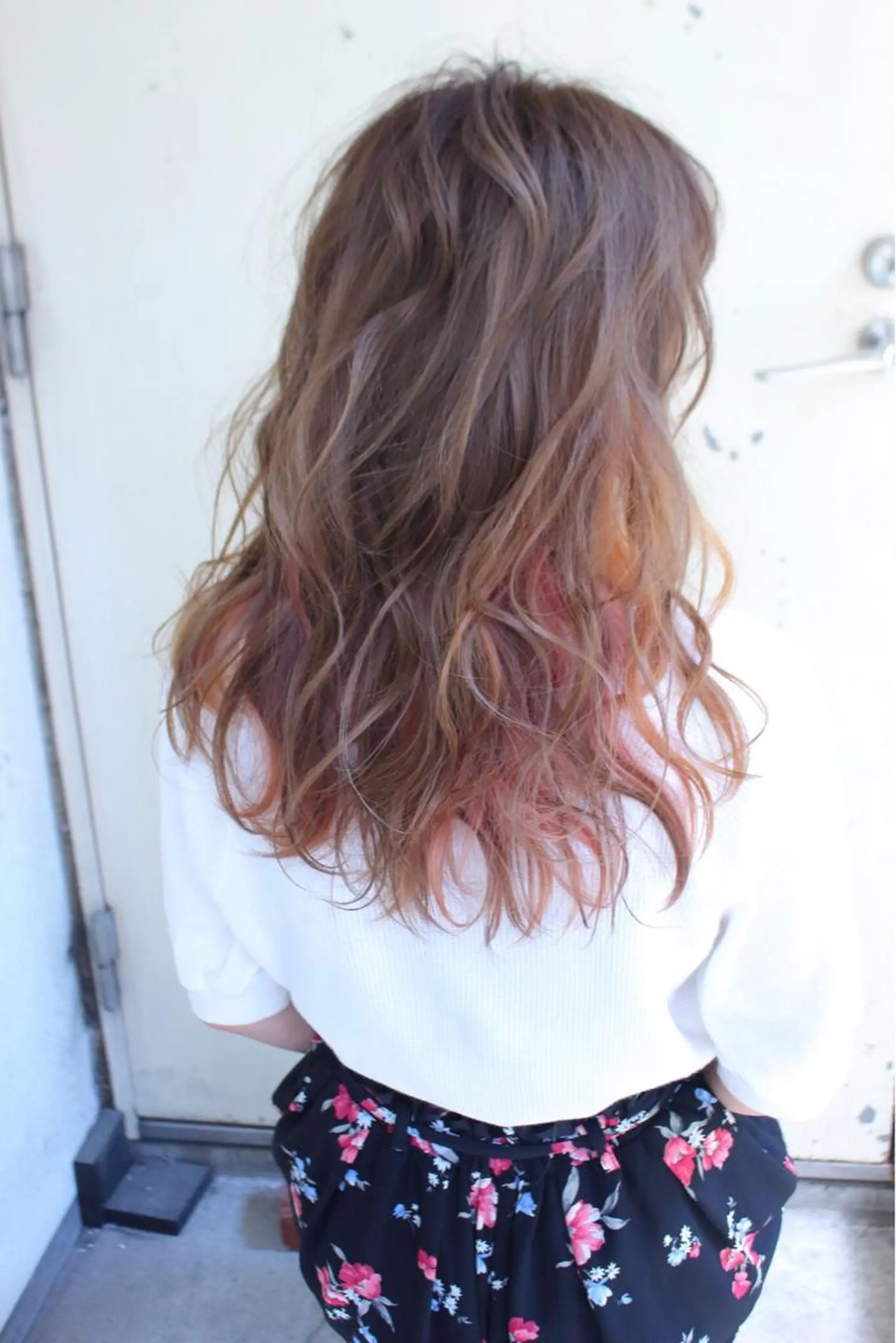 セミロング カラー ヘアアレンジ インナーカラー オレンジ ピンクカラー レッドカラー ヘアカラー トリートメント ace share salon所属・桑原 祥のヘアスタイル