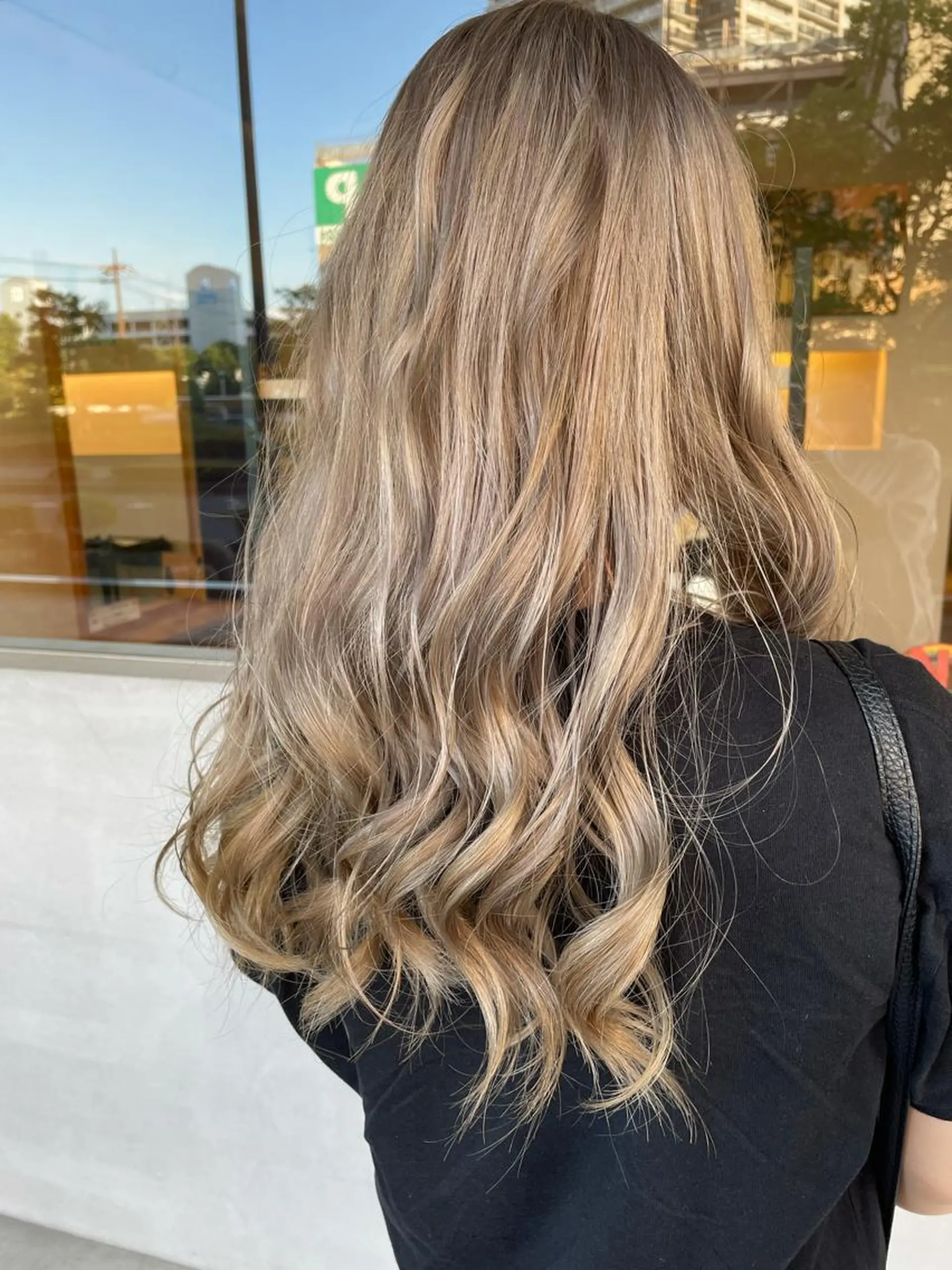 ロング カラー ブリーチ 小森 樹奈のヘアスタイル