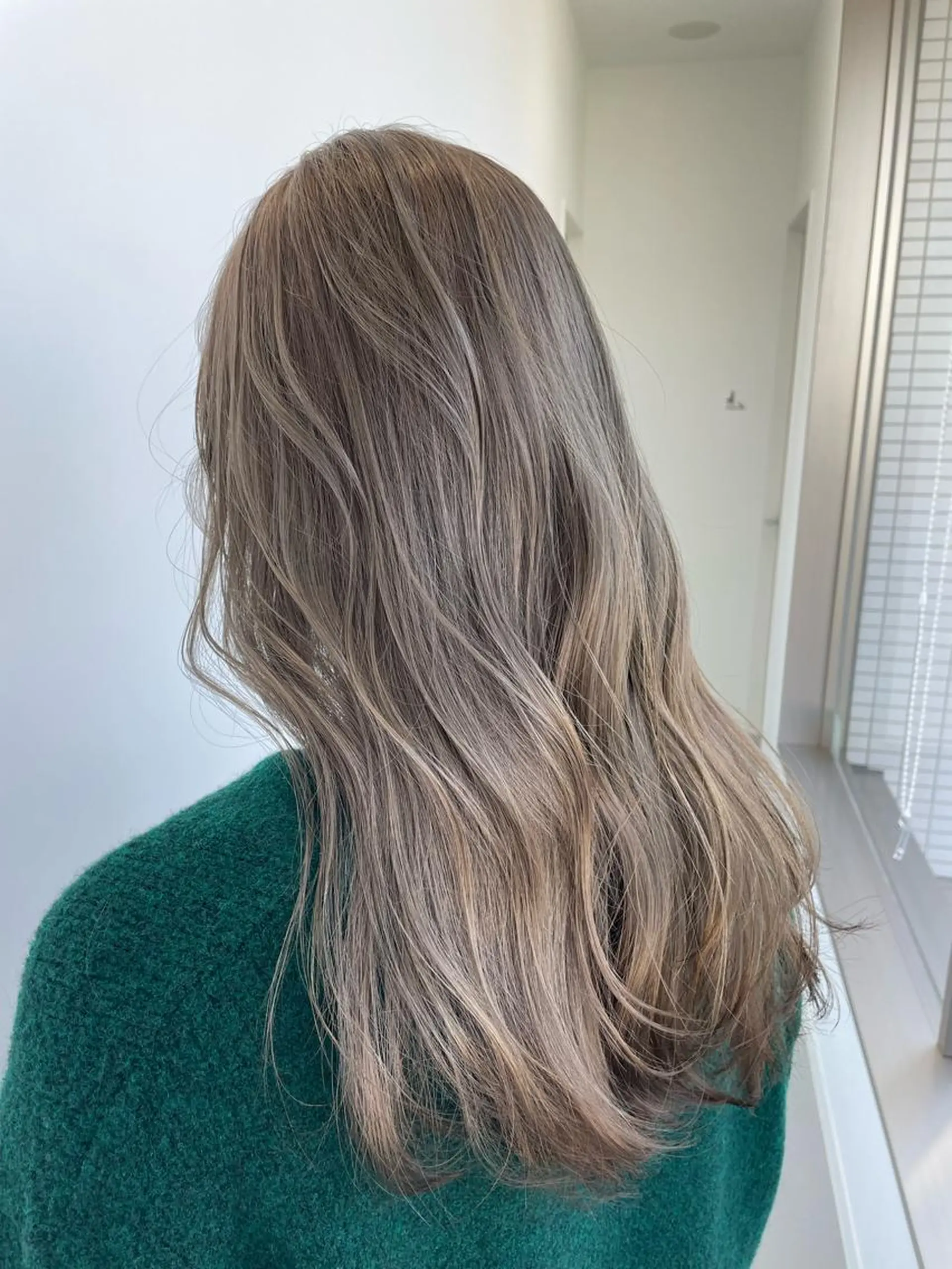 セミロング カラー ブリーチ グレージュ カット ヘアカラー 錦 茉李のヘアスタイル
