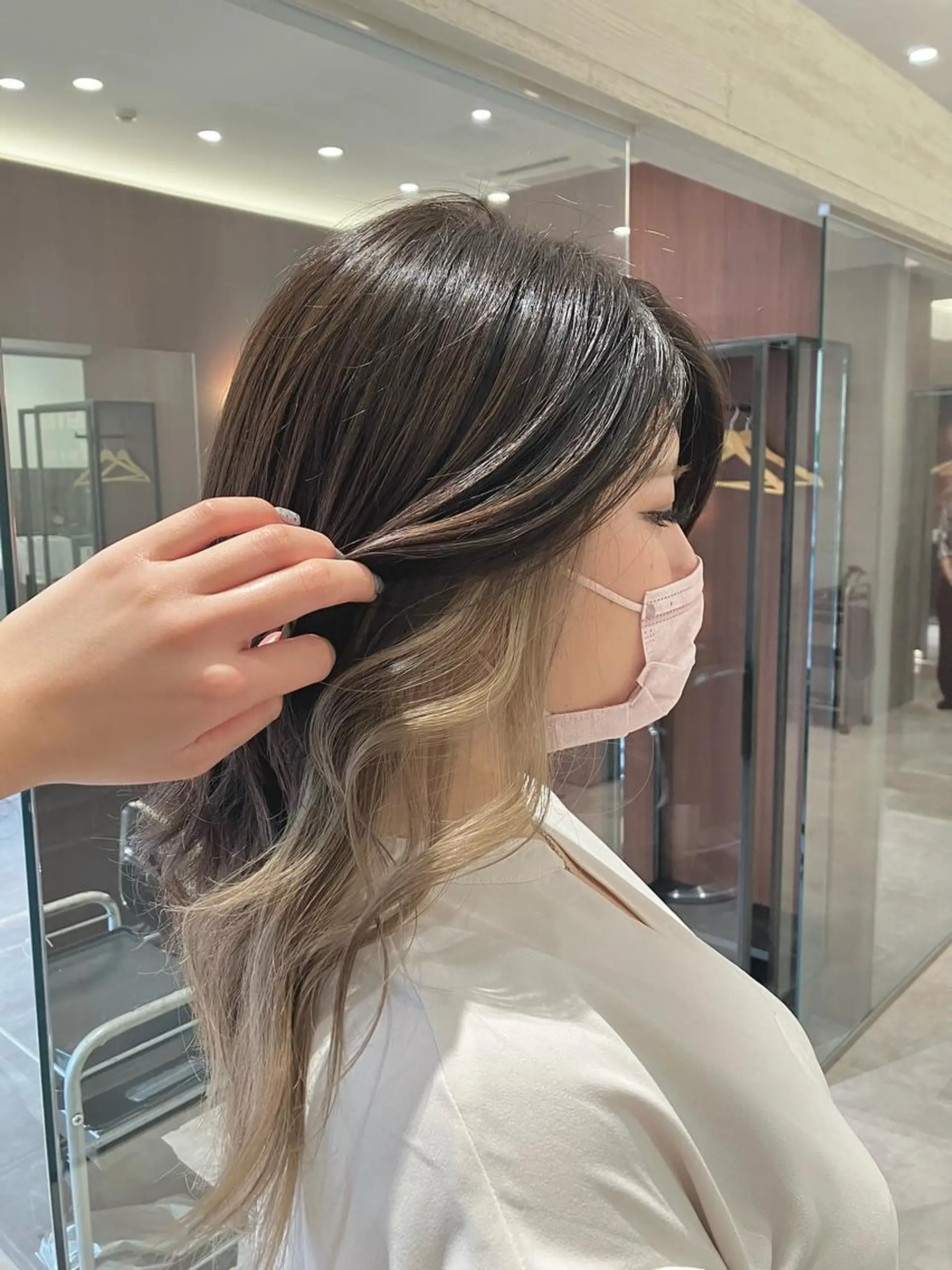 ロング カラー ベージュカラー ホワイトベージュ サキ🤍ハイトーン 🩰くびれ巻きヘアのヘアスタイル
