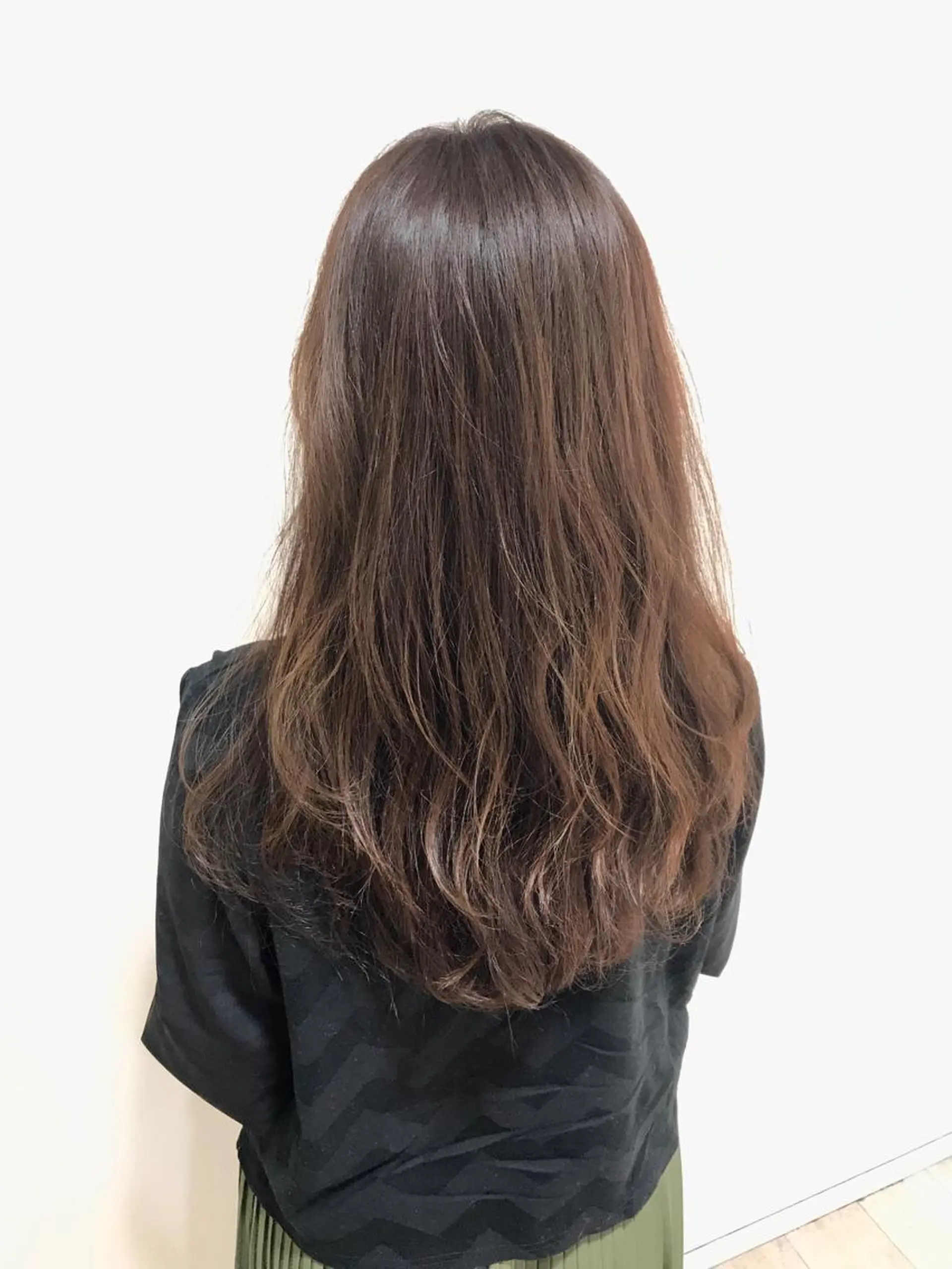ロング カラー アッシュ ブラウンカラー ナチュラルブラウン ピンクカラー ヘアカラー トリートメント chiyo yasuのヘアスタイル