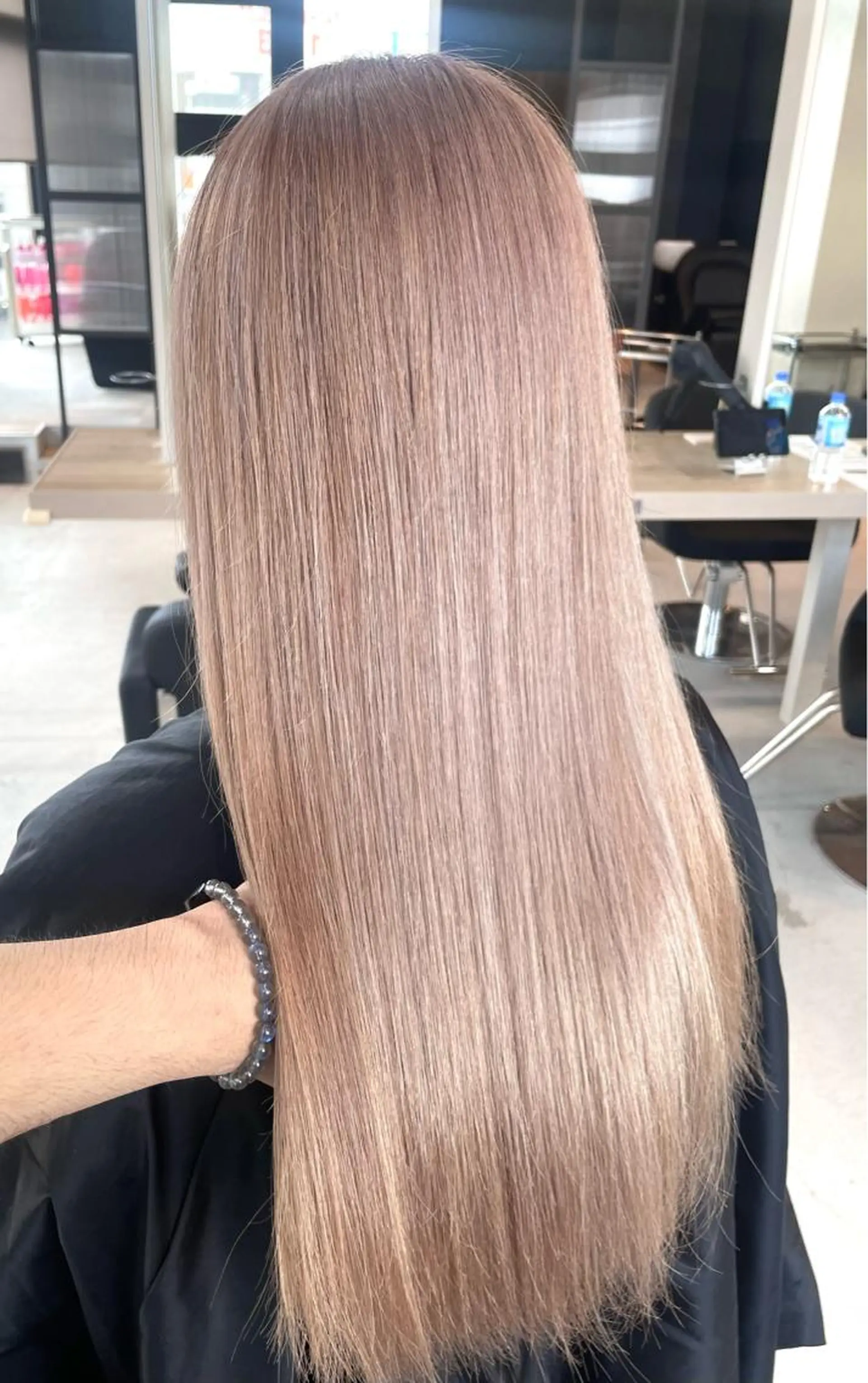 セミロング カラー ベージュカラー ミルクティーベージュ Lia所属・皆木 智晴のヘアスタイル