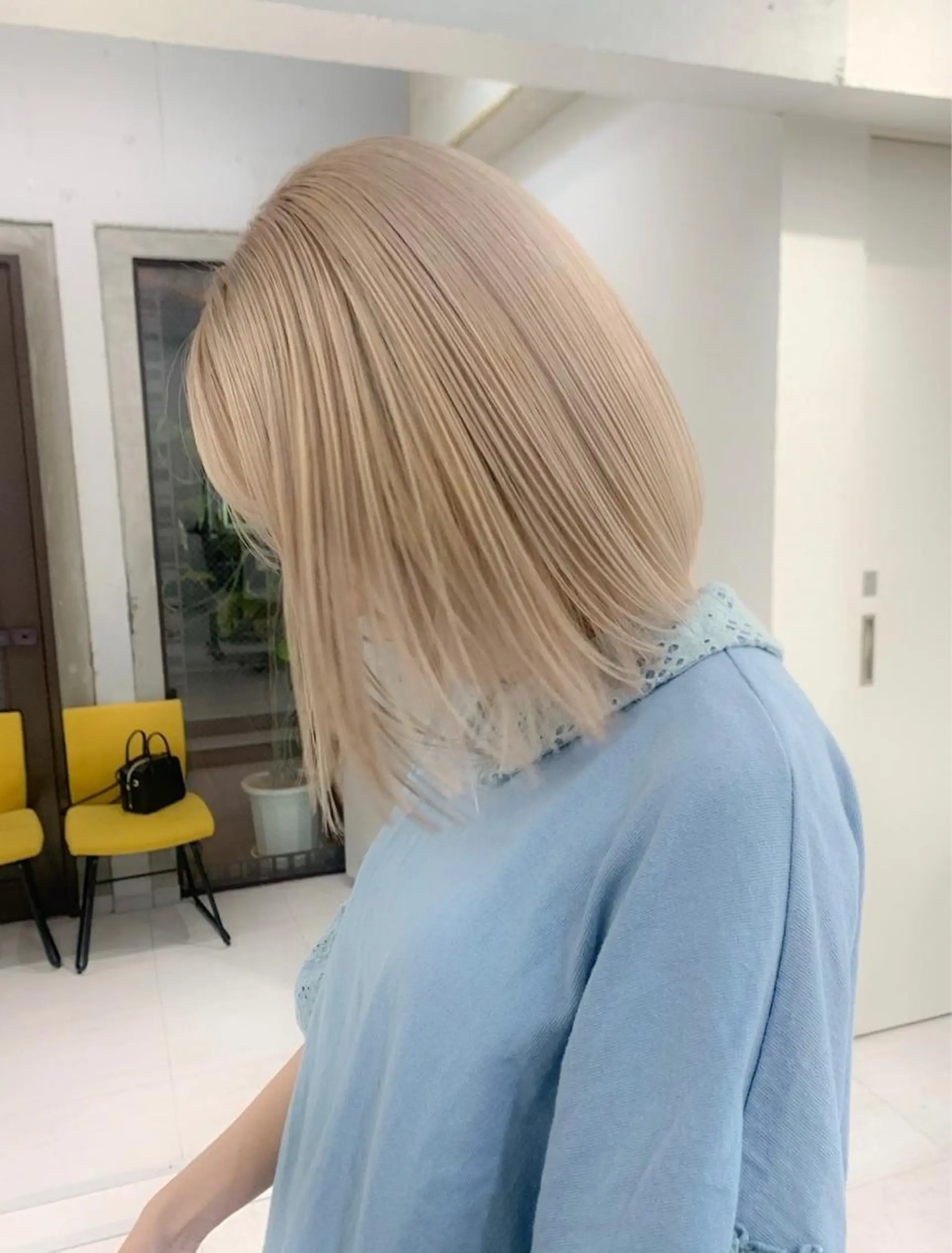 ショート カラー アッシュ アッシュグレー ベージュカラー ブリーチ ブロンド 卒業式ヘアセット🎀 ヘアアレンジのヘアスタイル