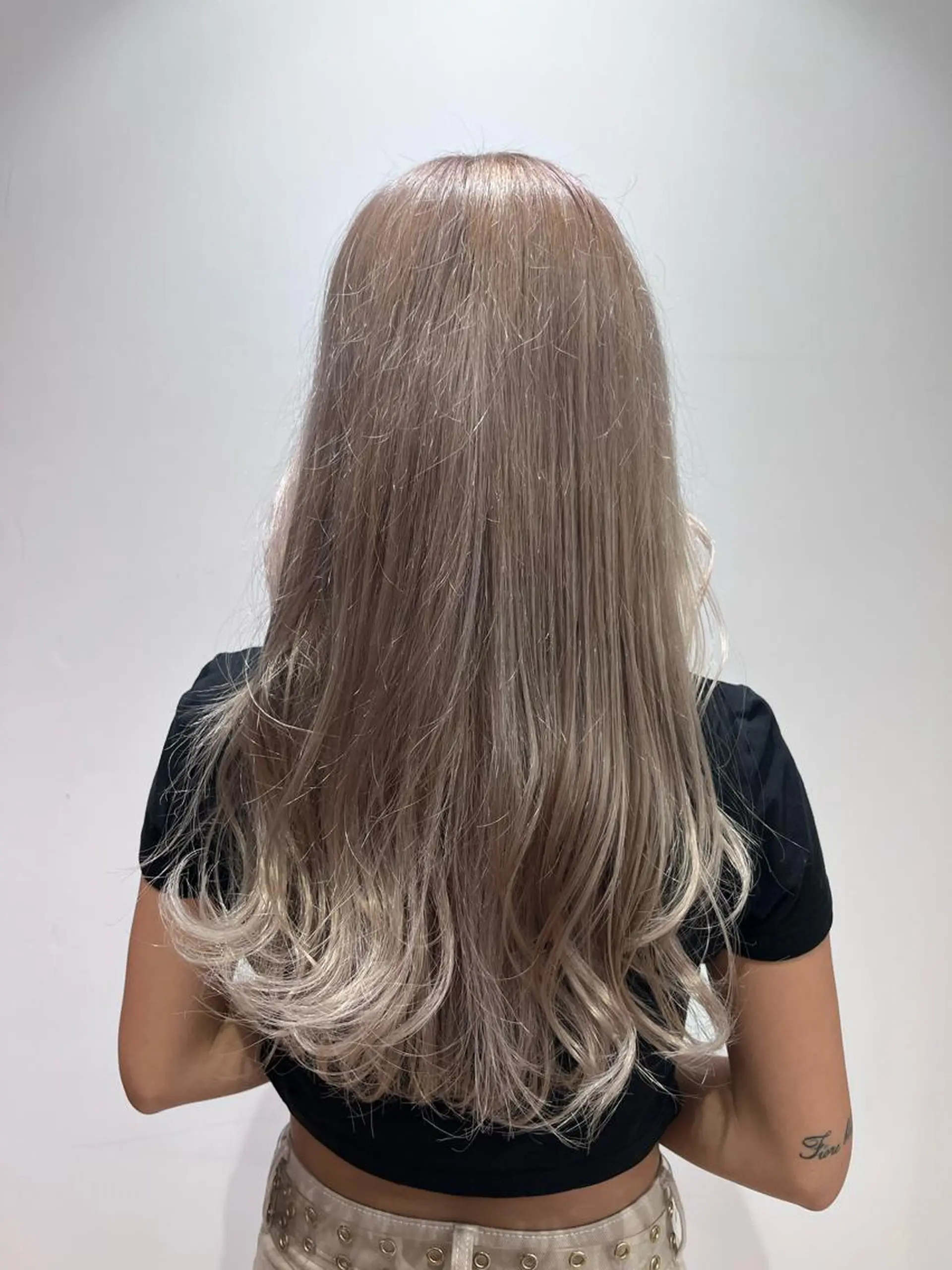 ロング カラー ベージュカラー ブリーチ ミルクティーベージュ ホワイトミルクティーベージュ dogstar小林諒 レイヤー/パーマのヘアスタイル