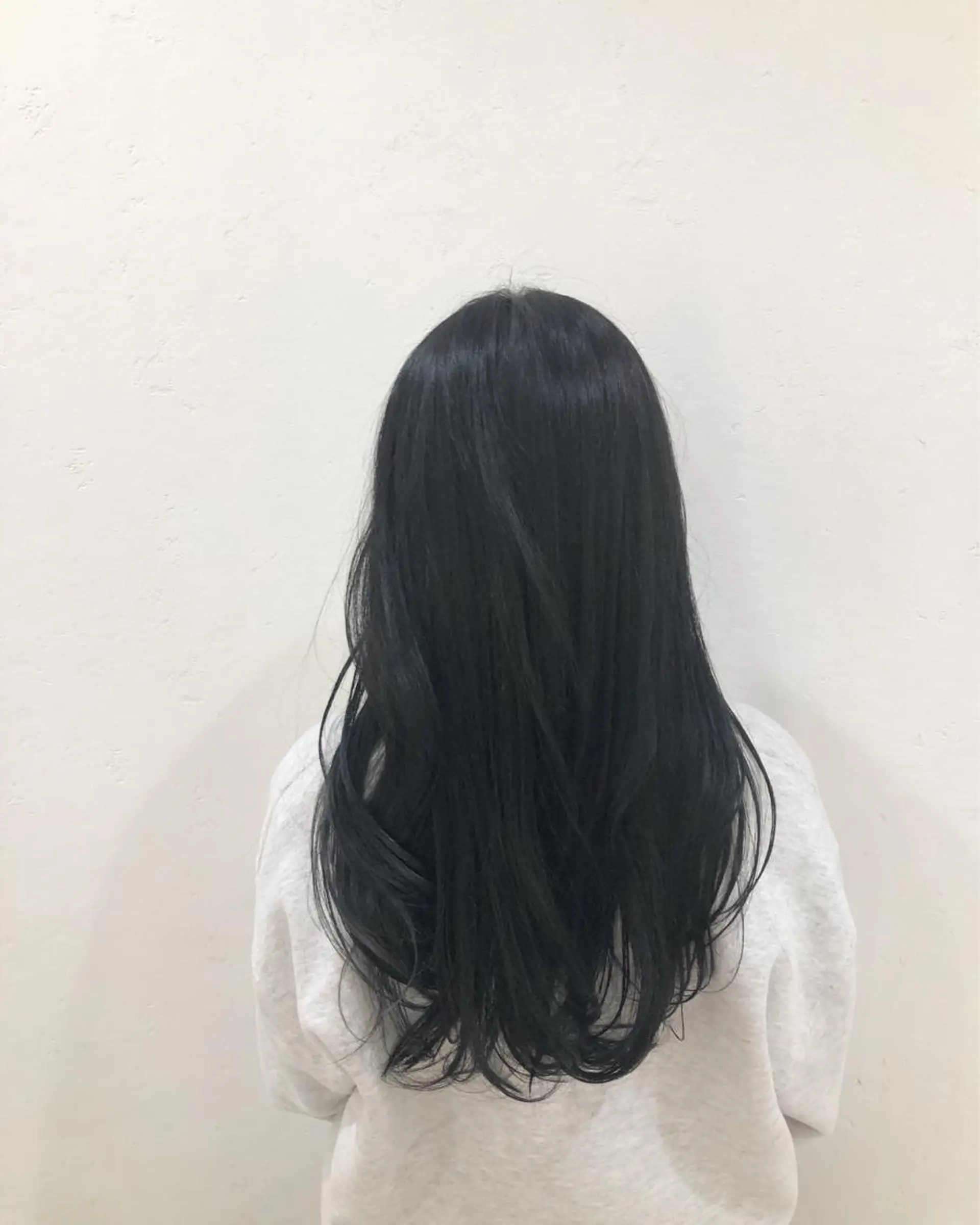 ロング カラー 黒髪 ブルーカラー ブルーブラック カット ヘアカラー トリートメント 透け感カラー🫧 加納トモヒロのヘアスタイル