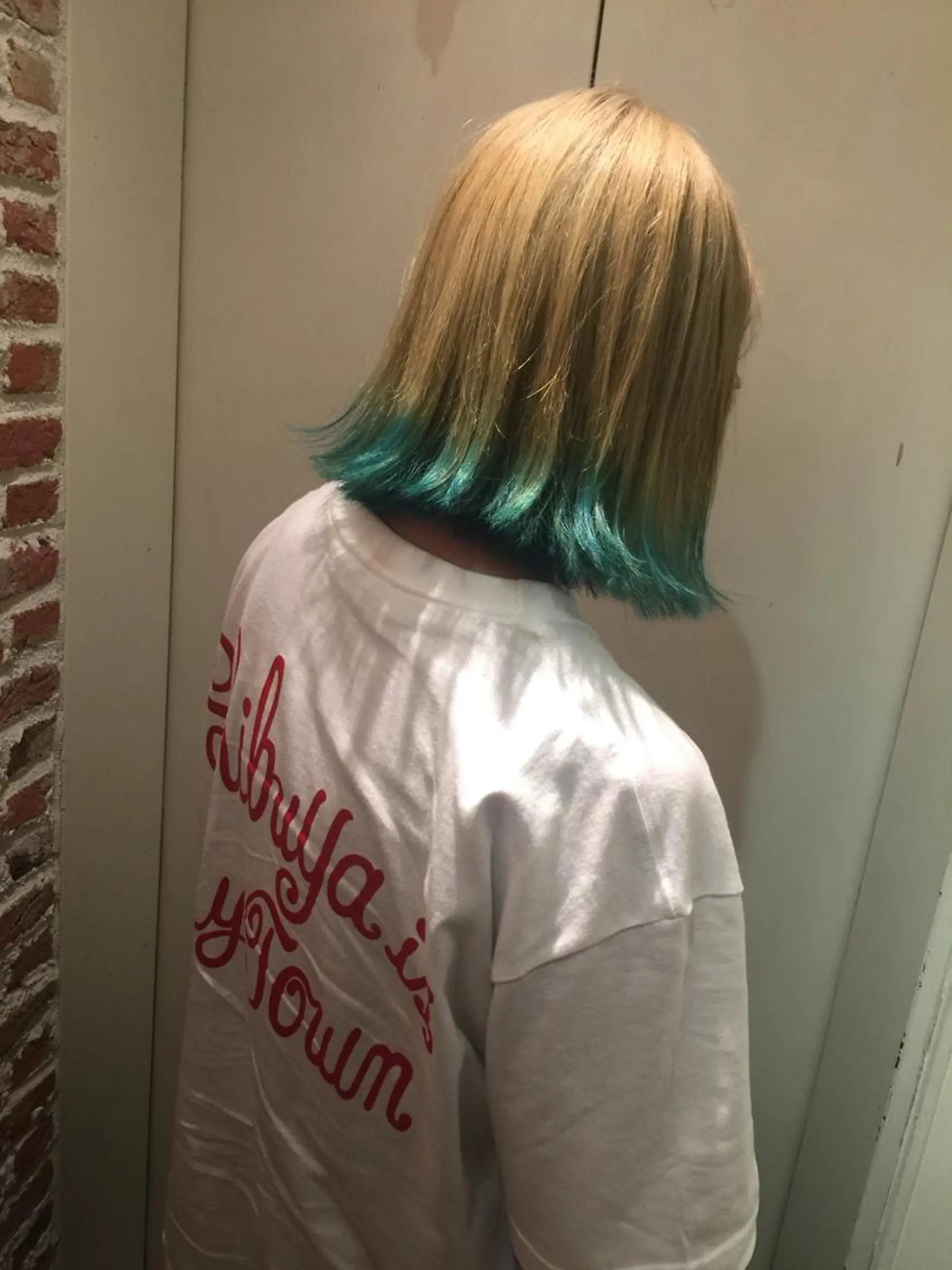ミディアム カラー ブルーカラー ホワイト&レイヤー カット職人長畠俊輔のヘアスタイル