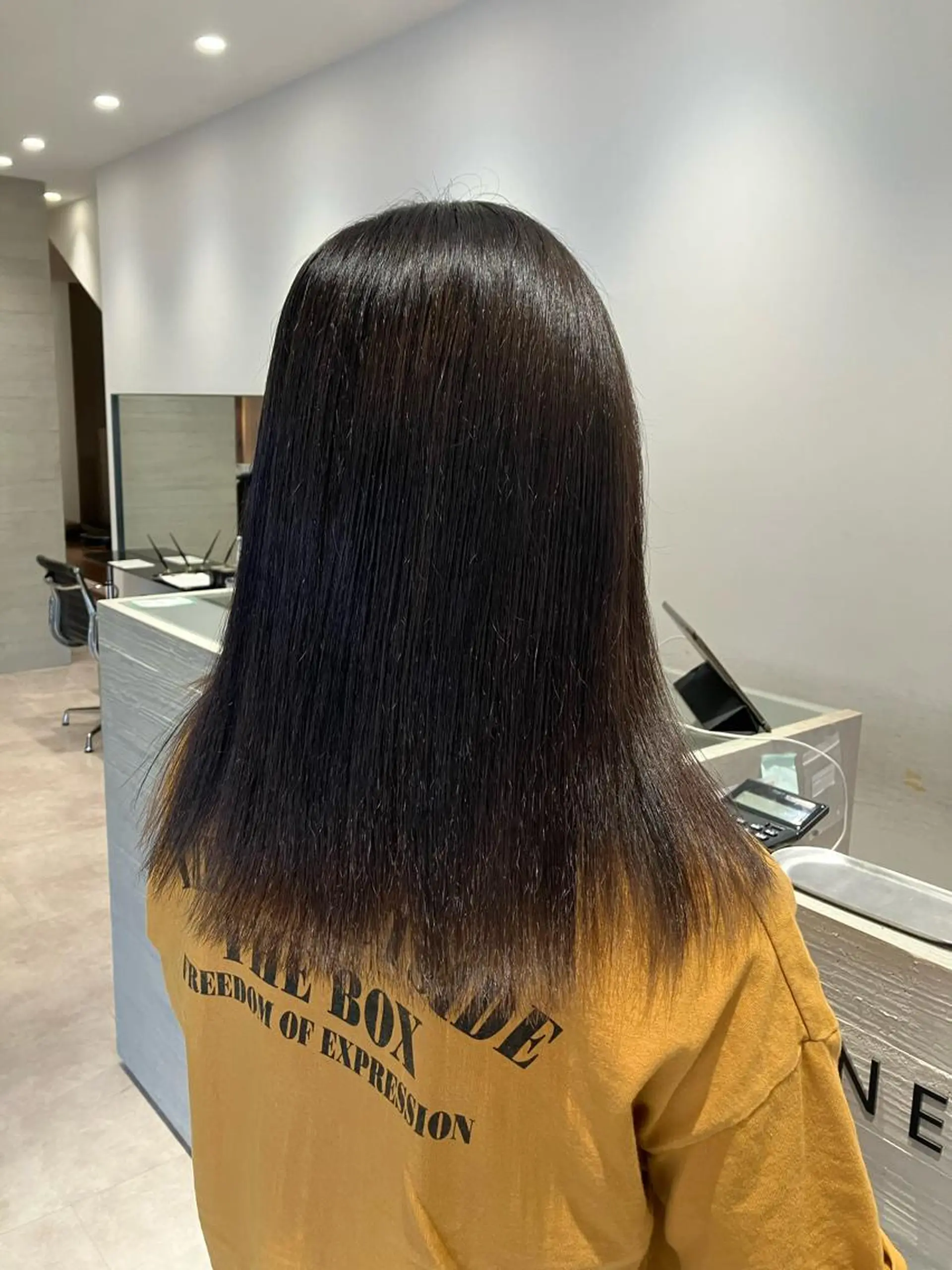 セミロング カラー ブラウンカラー サキ🤍ハイトーン 🩰くびれ巻きヘアのヘアスタイル