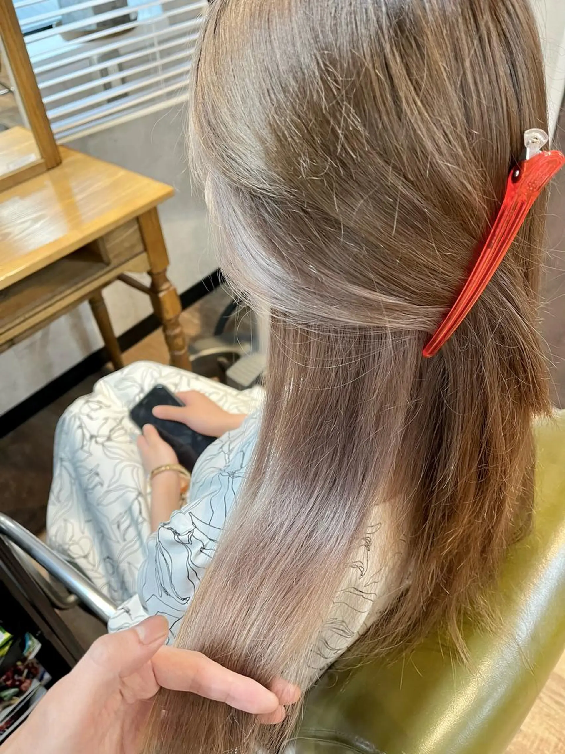 セミロング カラー インナーカラー シルバー カット ヘアカラー 松井 敬太郎のヘアスタイル