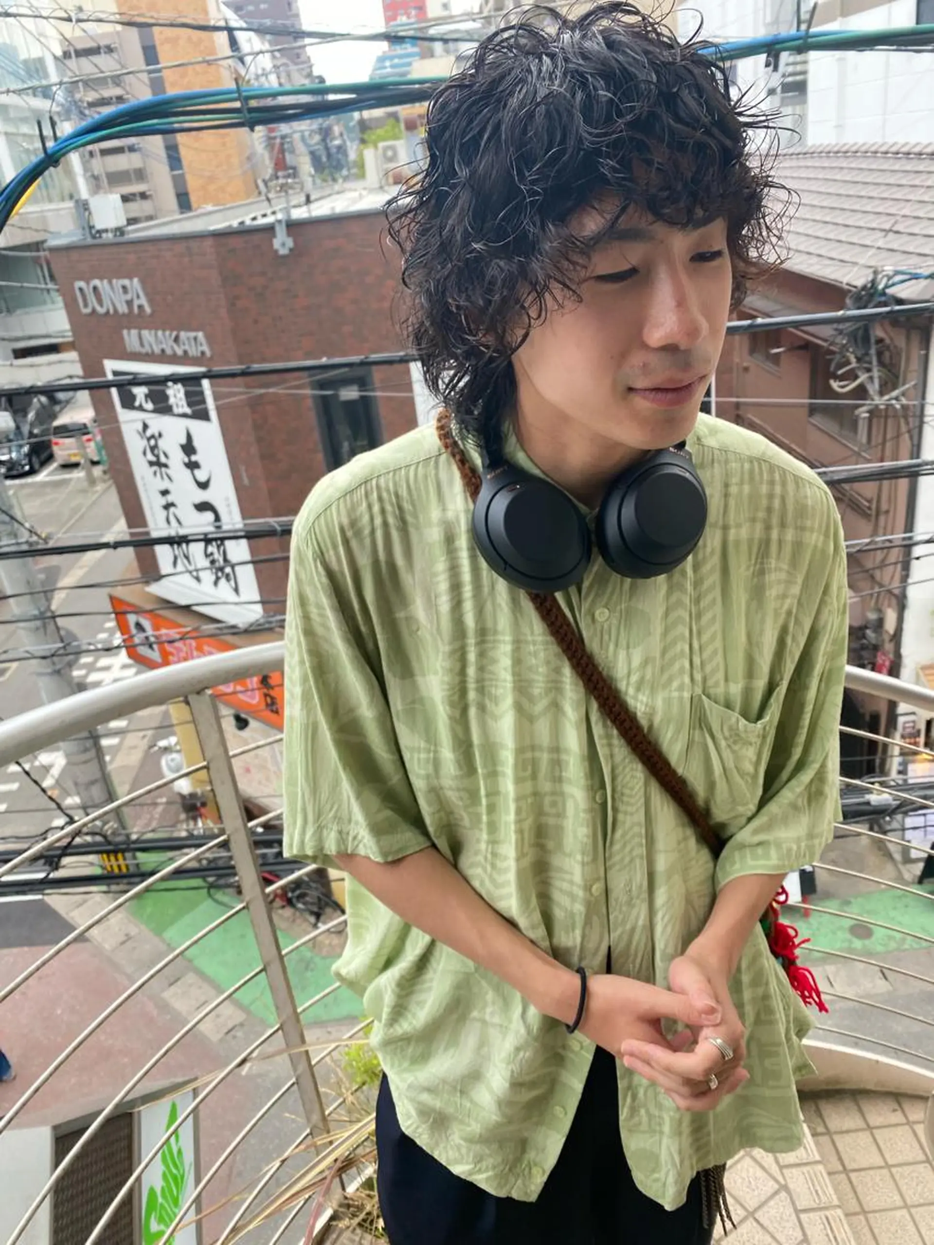 ミディアム パーマ メンズ カット パーマ トリートメント qiie/長友 インナーカラーのヘアスタイル