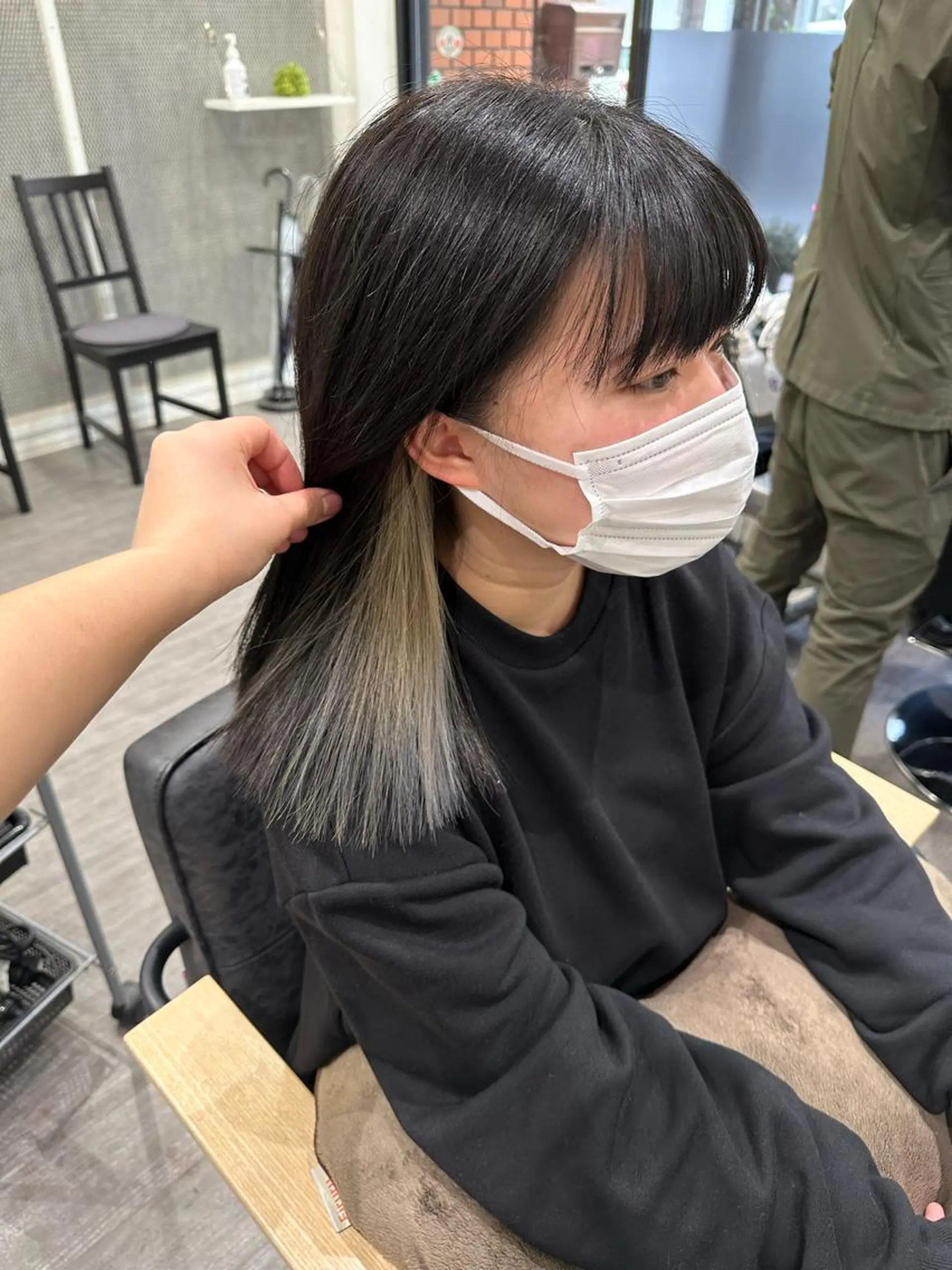 セミロング カラー ベージュカラー イヤリングカラー ホワイトベージュ カット ヘアカラー トリートメント 上田 紗也のヘアスタイル