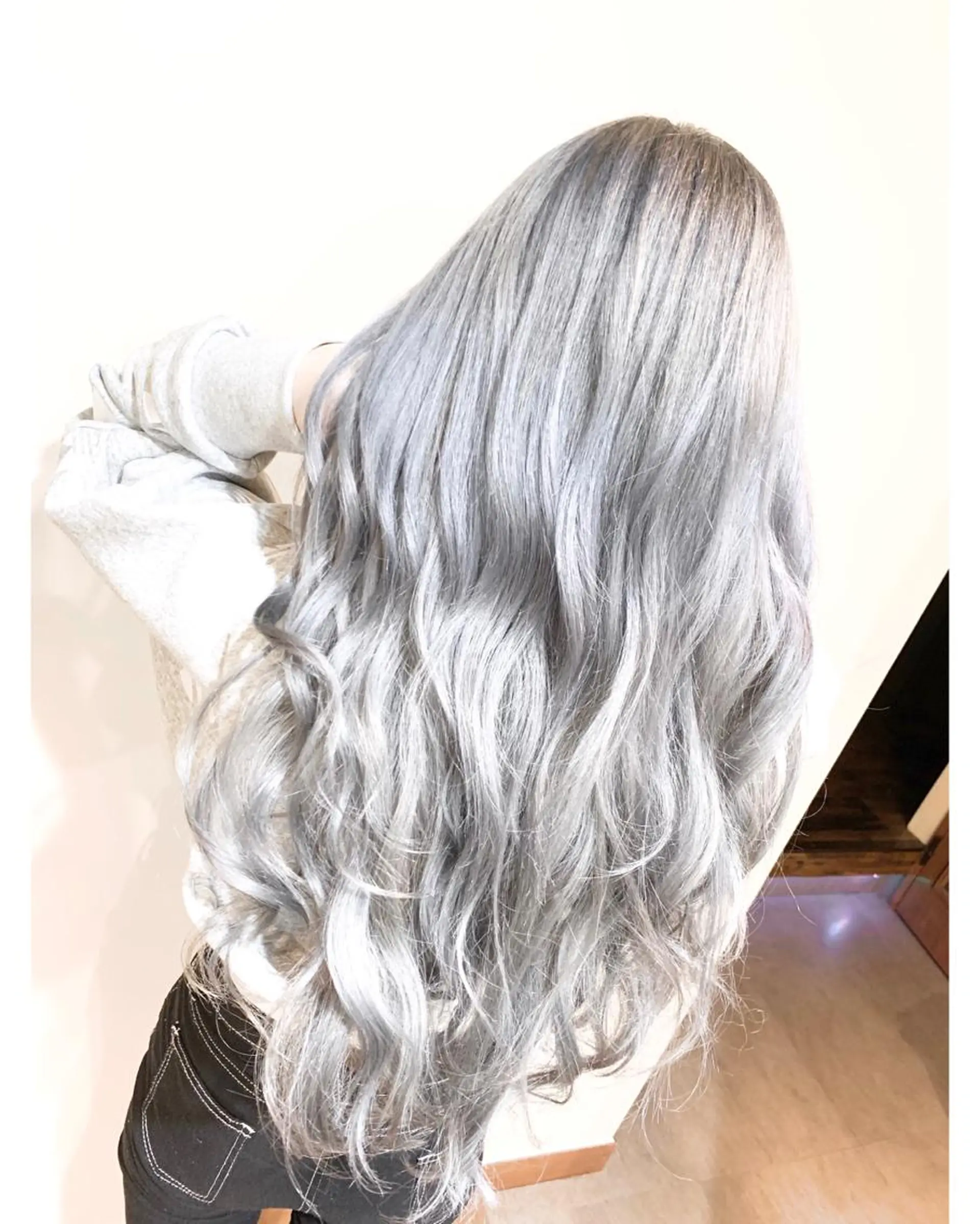 ロング カラー アッシュ シルバー シルバーアッシュ ヘアカラー トリートメント 💓シールエクステ for...のヘアスタイル