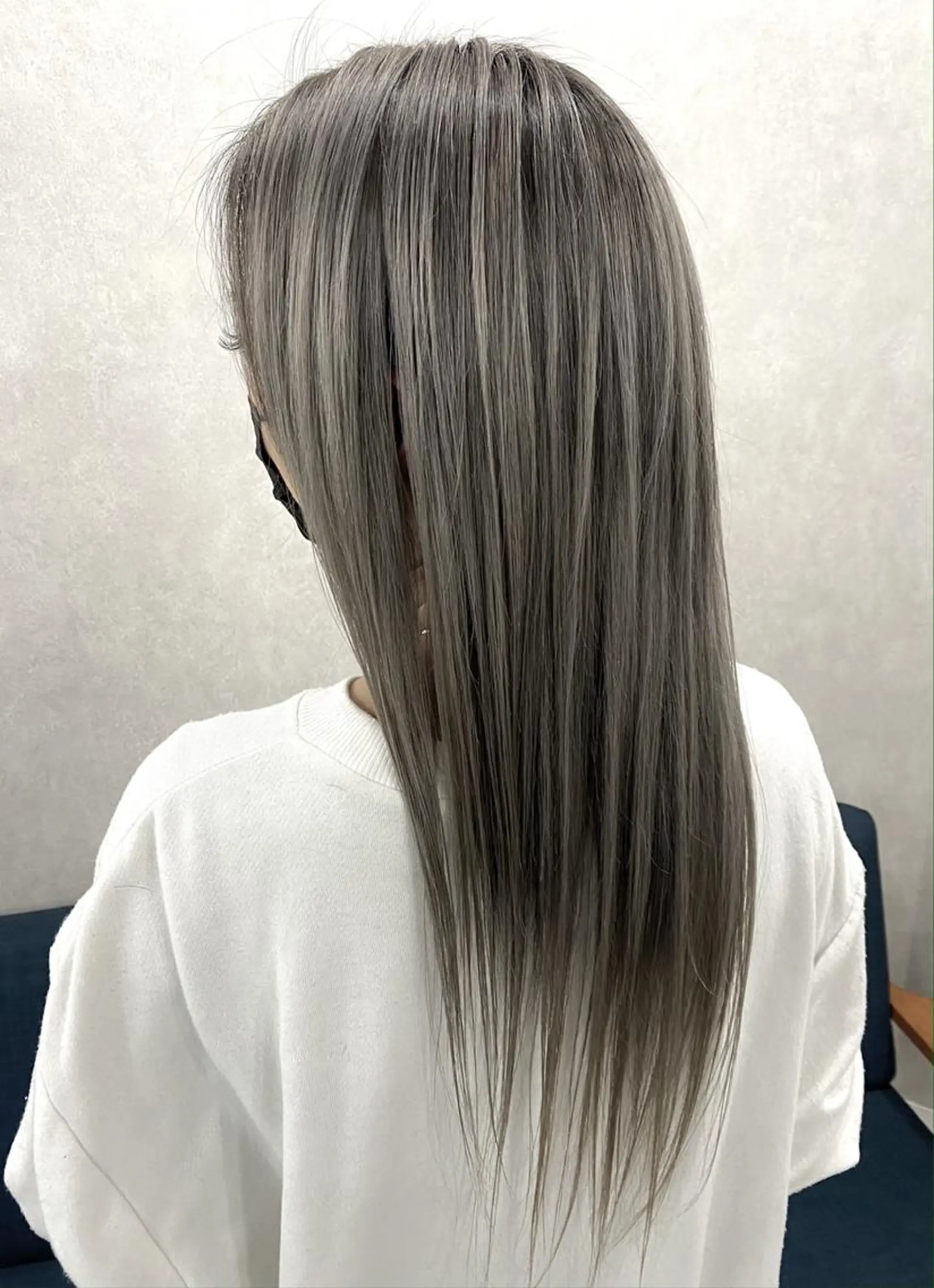 ロング カラー パーマ ヘアアレンジ シールエクステ アッシュ バレイヤージュ ベージュカラー ブリーチ L. OSAKAのヘアスタイル