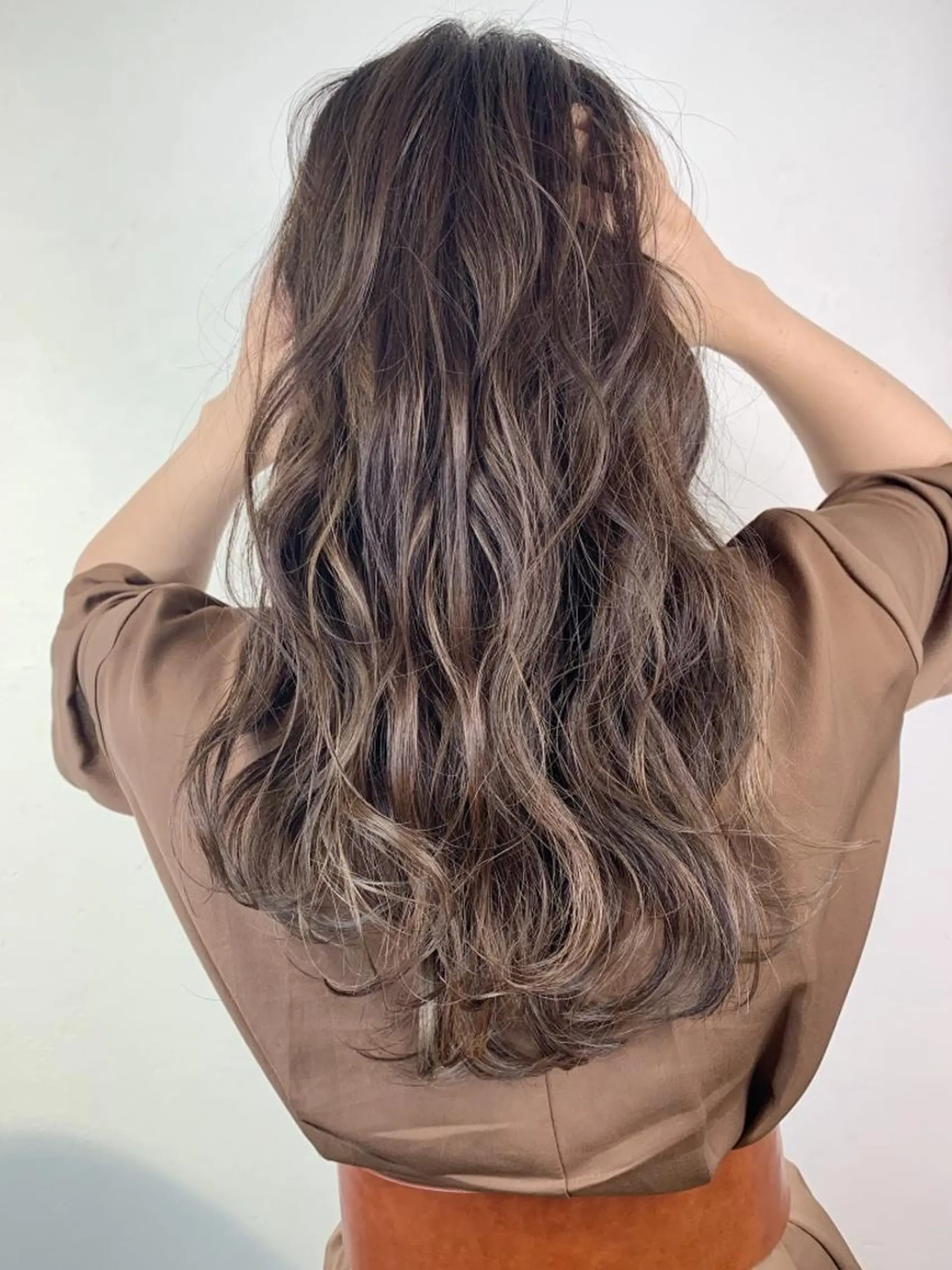 セミロング ボブ 斜めバング 外国人風カラー 伸ばしかけ ハイライト ＿WHITE鳳店 アンダーバーホワイトのヘアスタイル